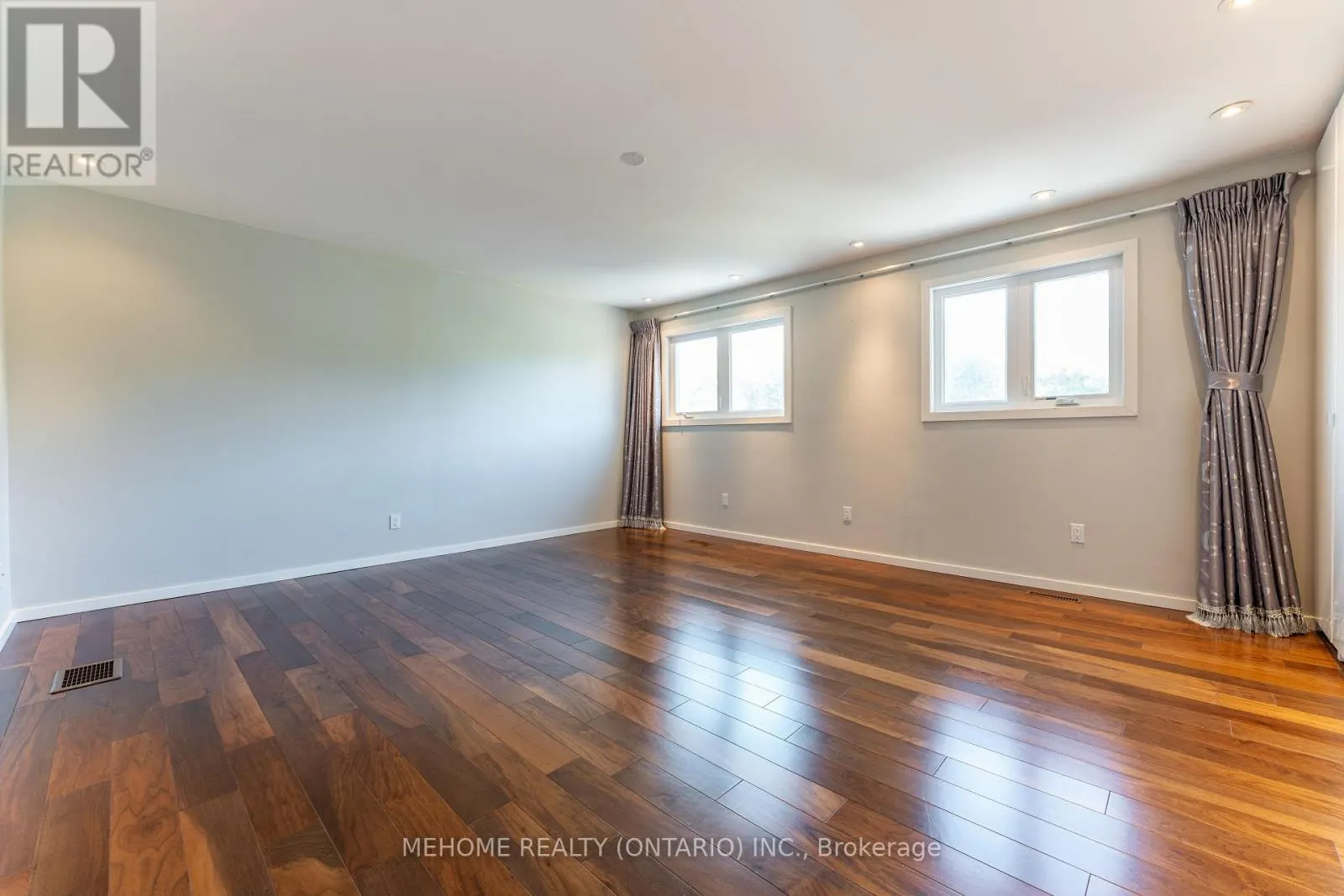 6 THAMES COURT
