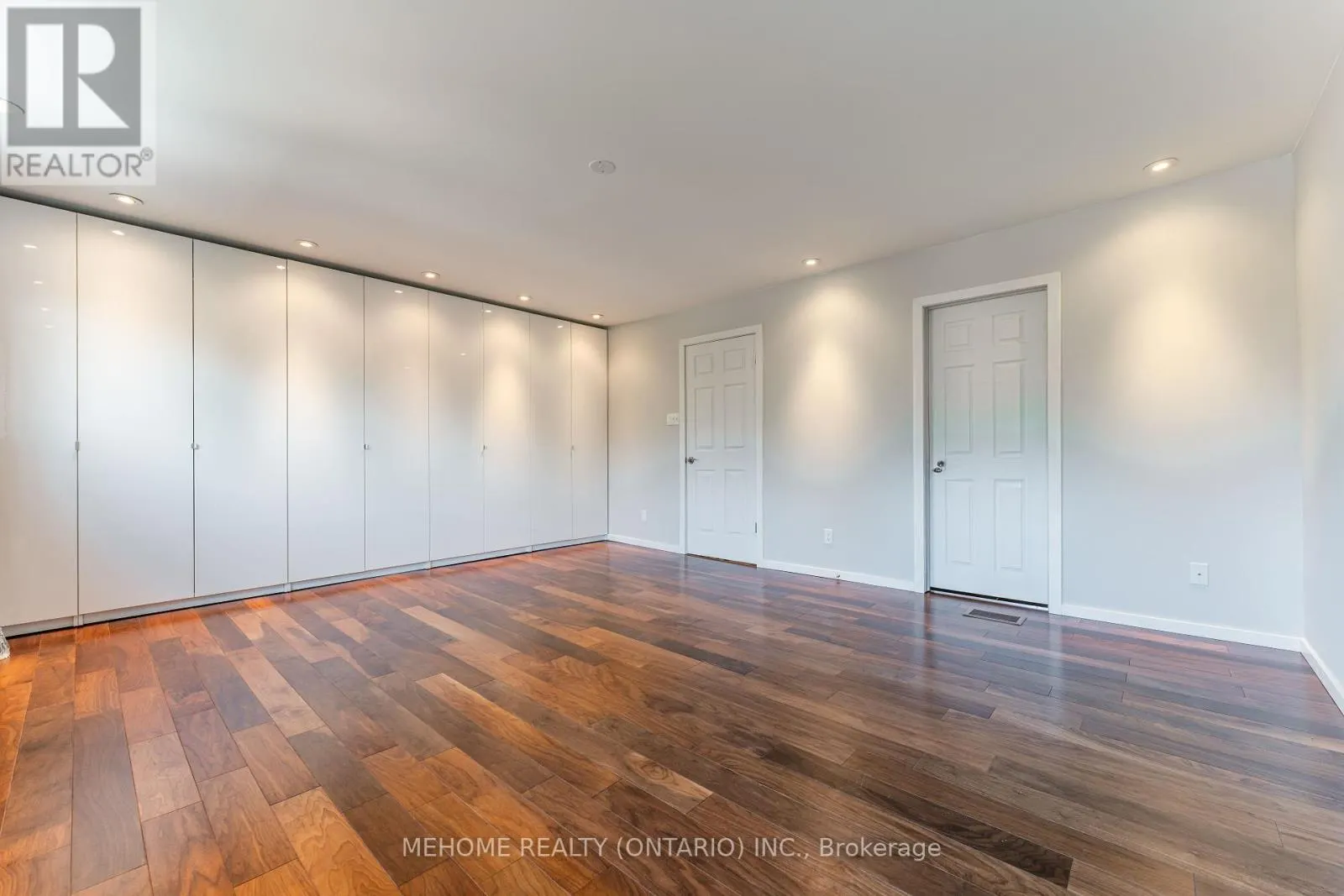 6 THAMES COURT