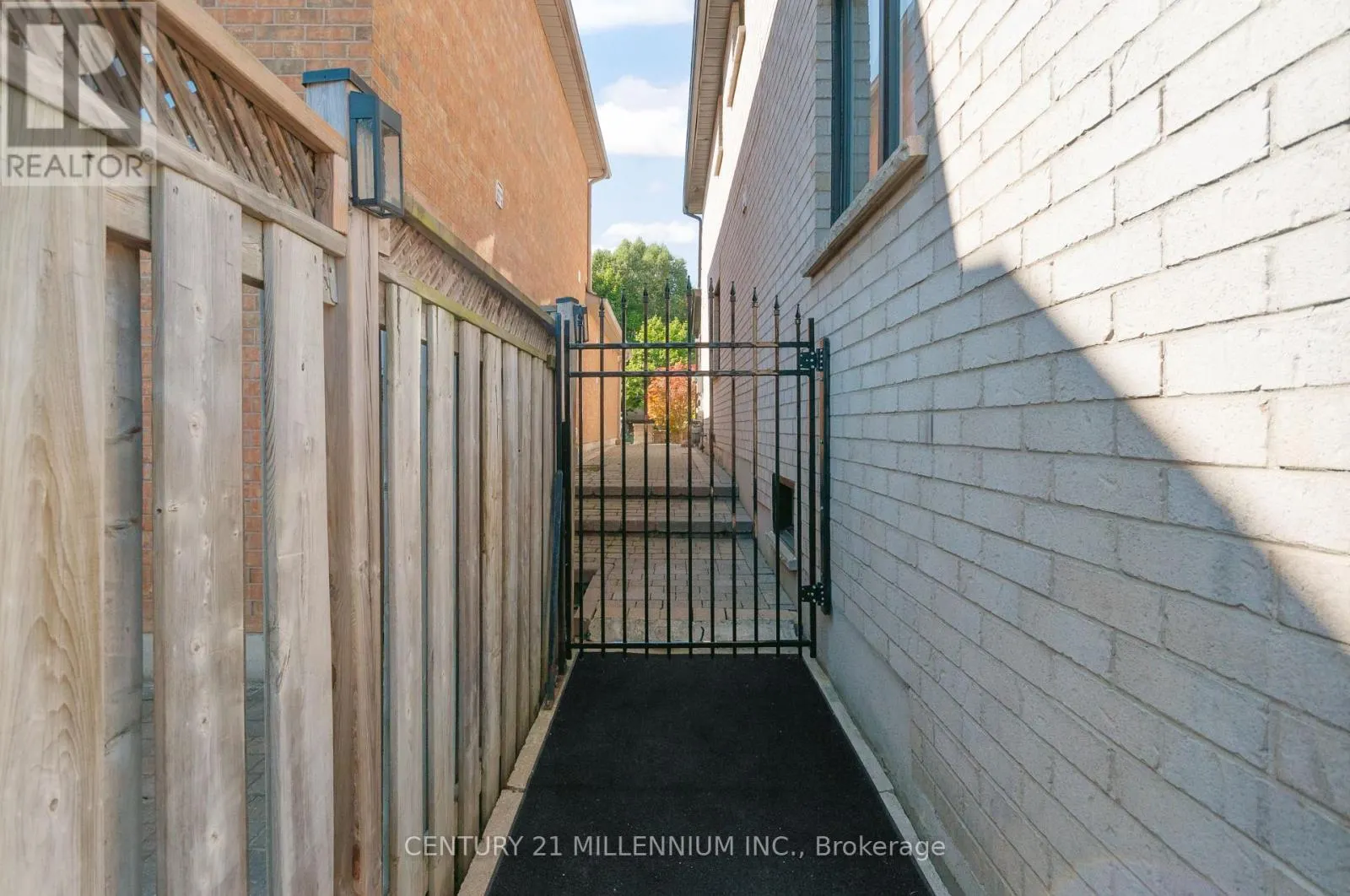 286 ROYALPARK WAY
