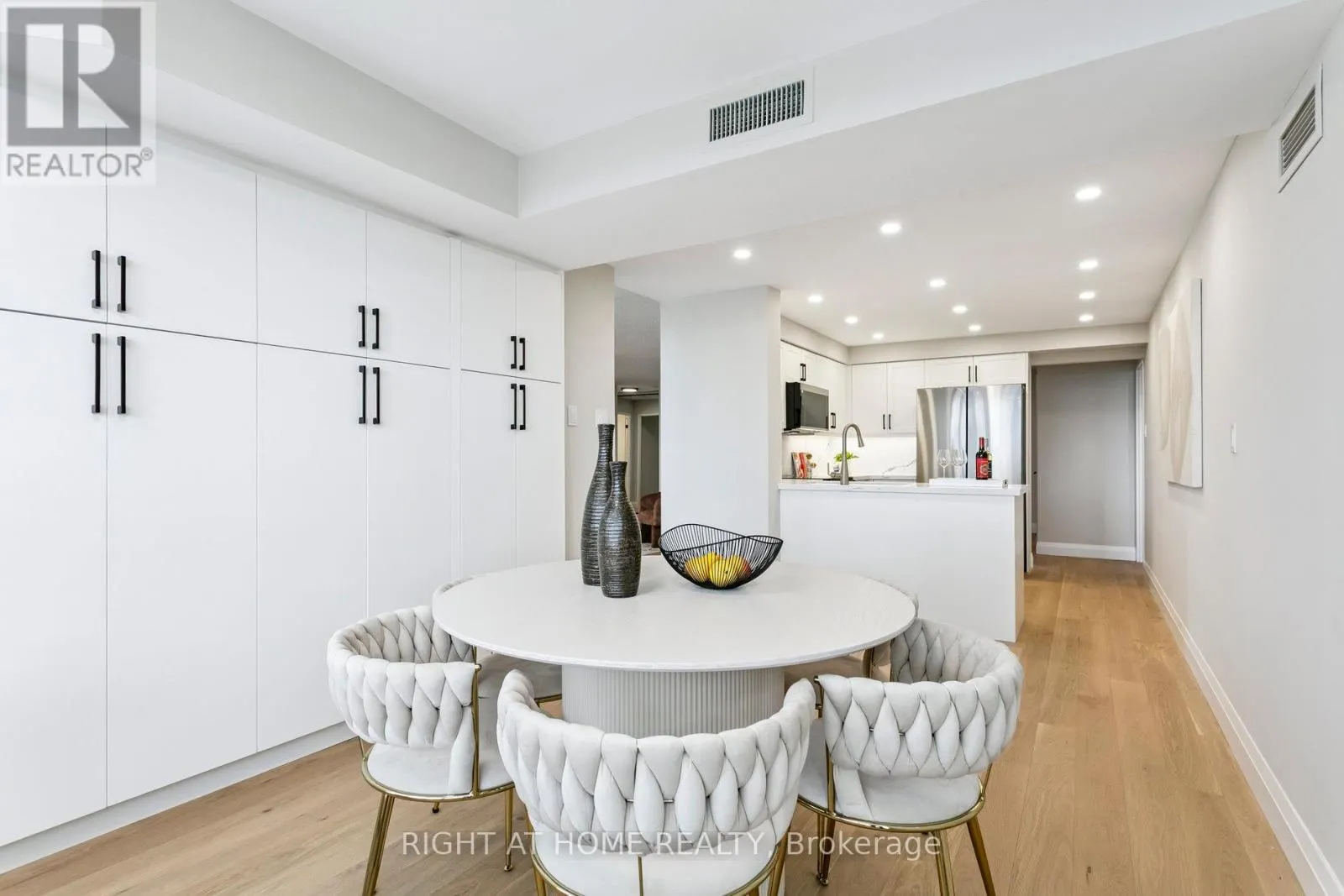 1611 - 7300 YONGE STREET