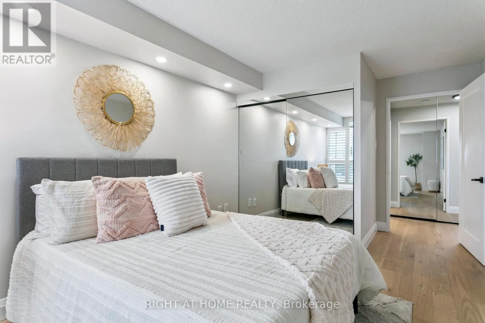 1611 - 7300 YONGE STREET