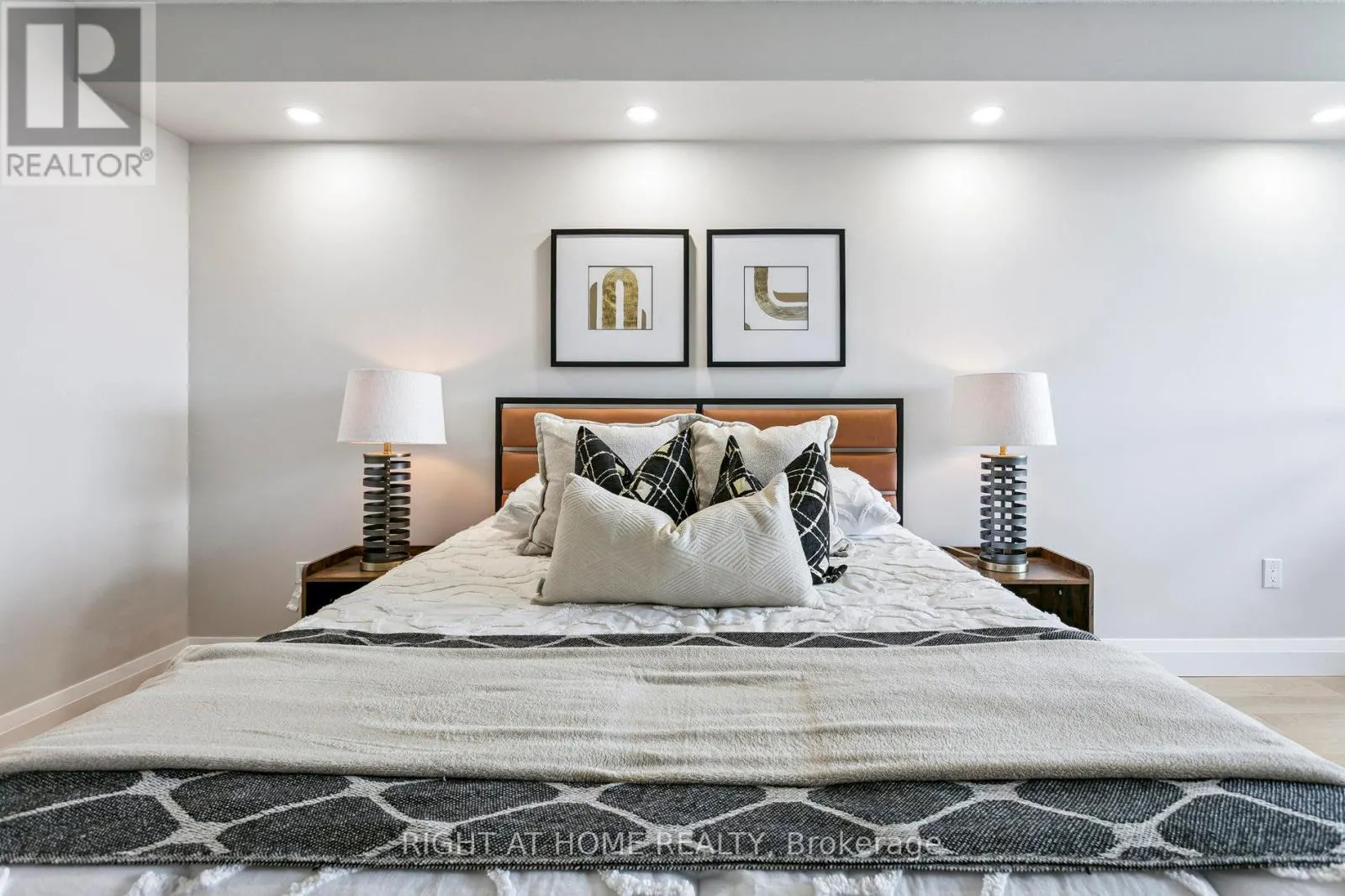 1611 - 7300 YONGE STREET
