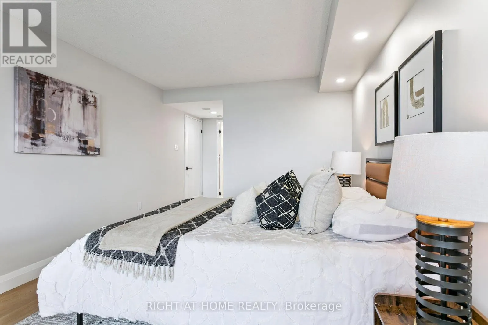 1611 - 7300 YONGE STREET