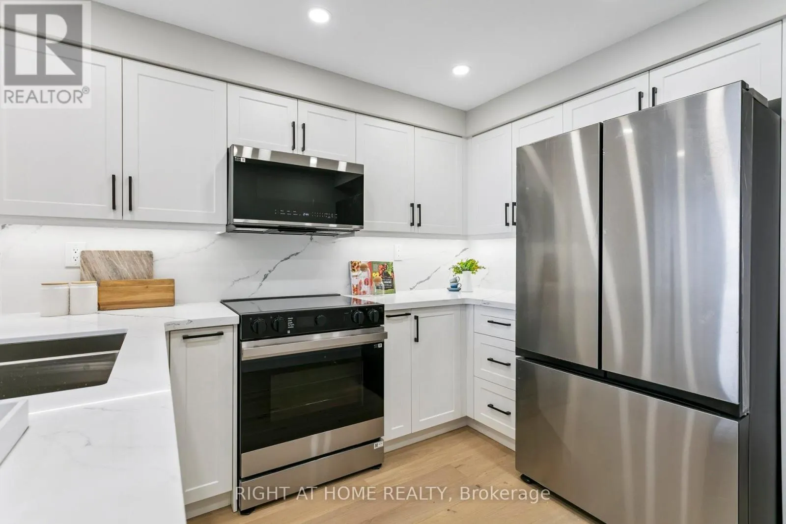 1611 - 7300 YONGE STREET
