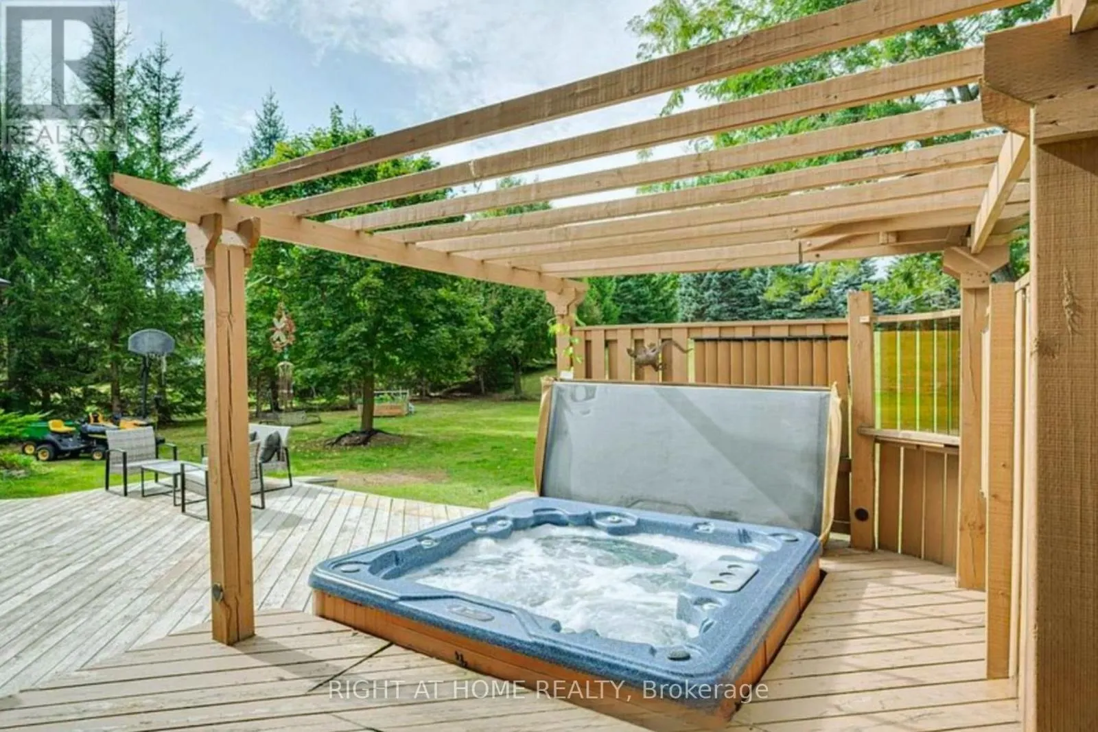 32 GRANDVIEW CRESCENT