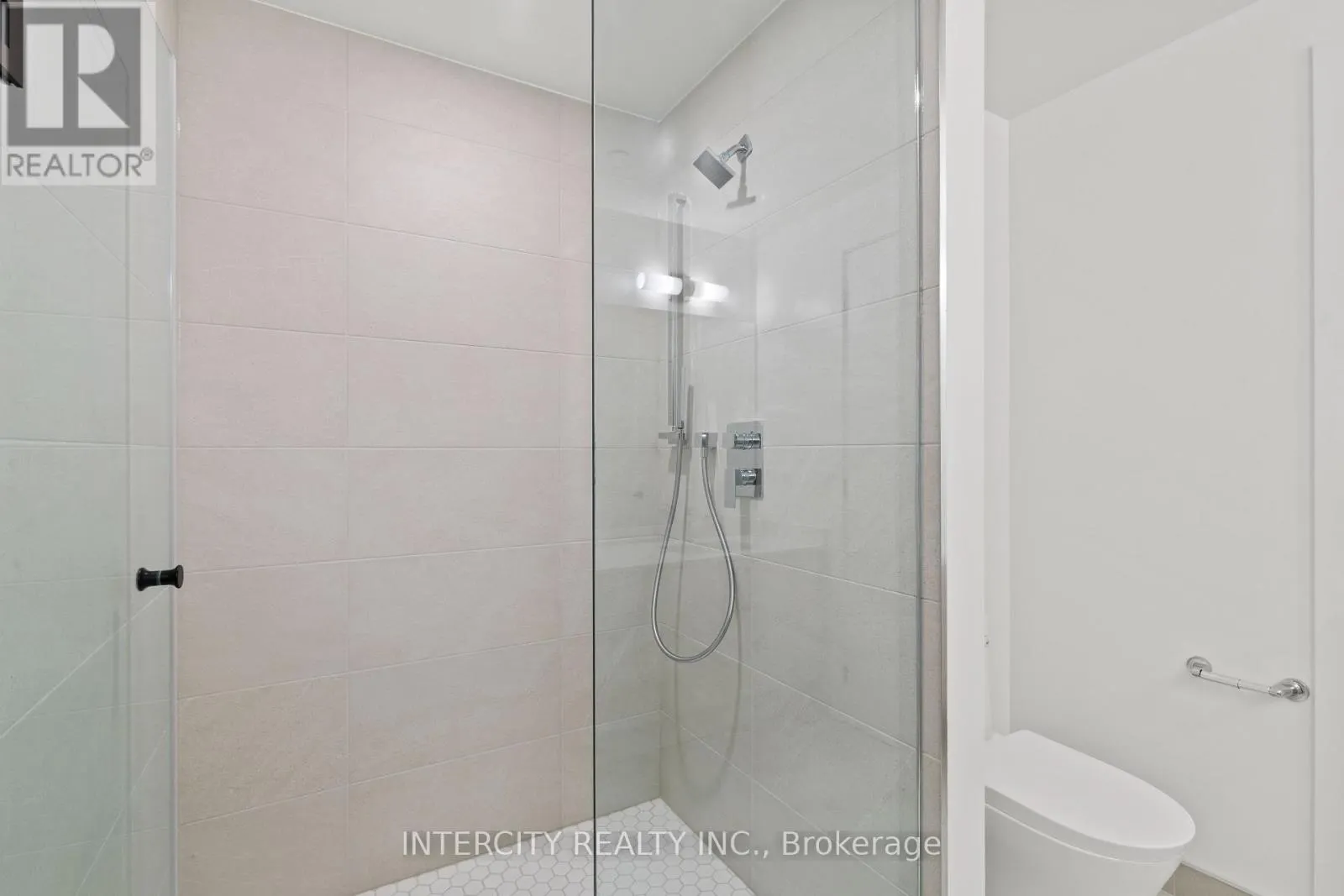 304 - 2075 KING ROAD