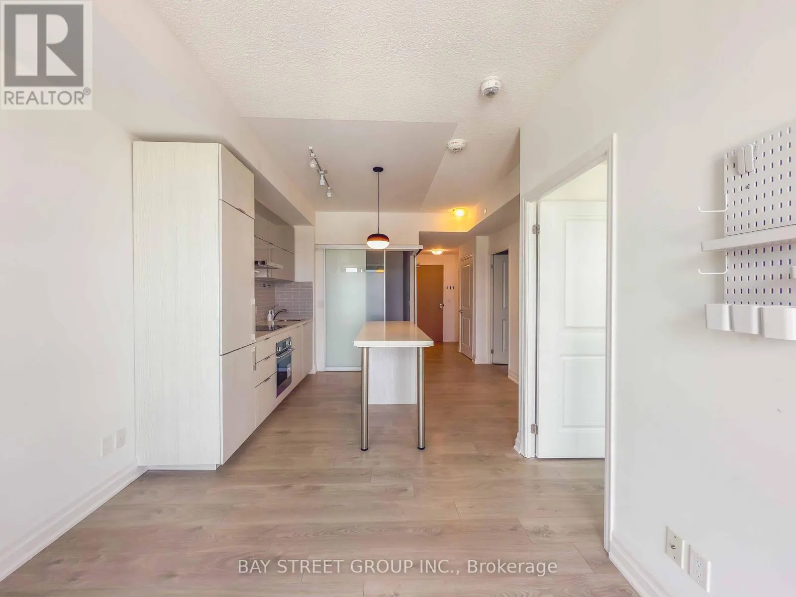 1001B - 8 ROUGE VALLEY DRIVE W
