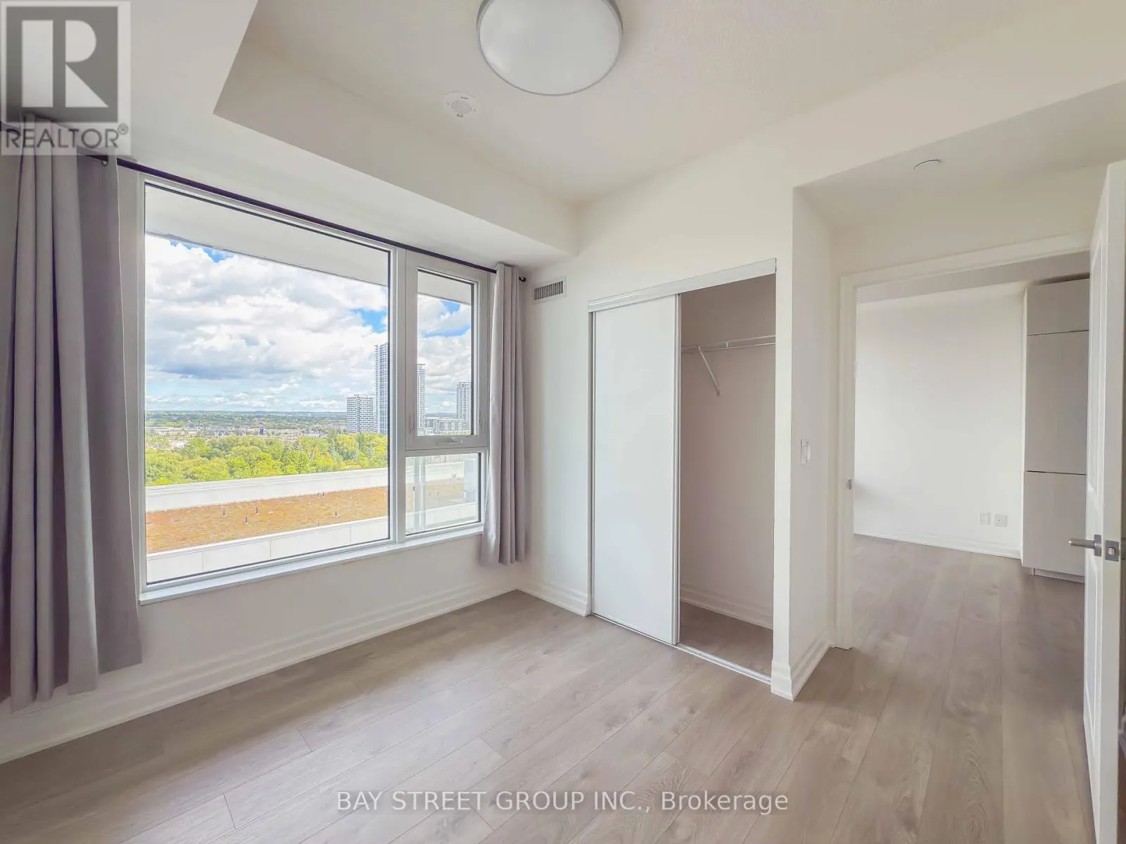 1001B - 8 ROUGE VALLEY DRIVE W