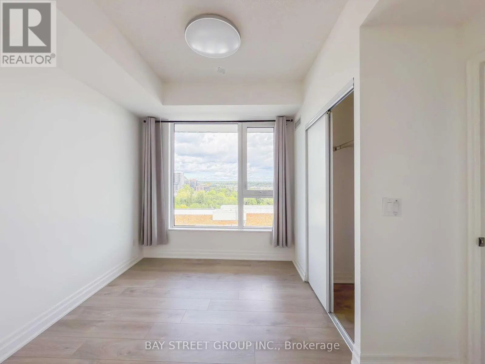 1001B - 8 ROUGE VALLEY DRIVE W