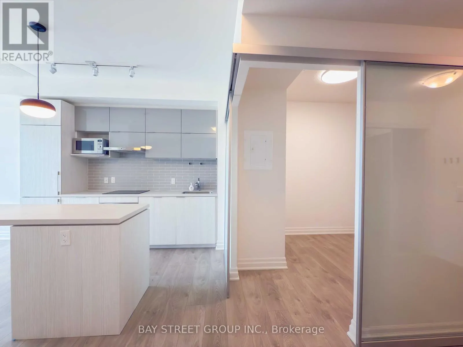 1001B - 8 ROUGE VALLEY DRIVE W
