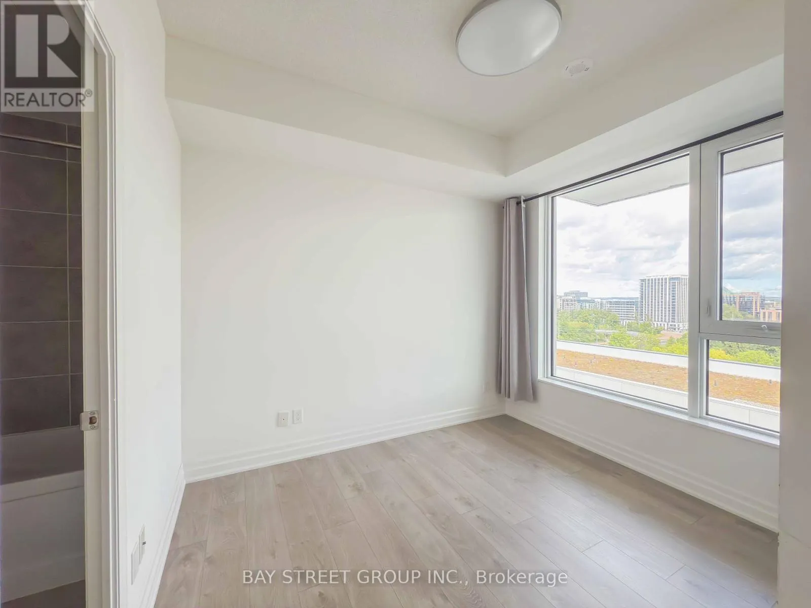 1001B - 8 ROUGE VALLEY DRIVE W