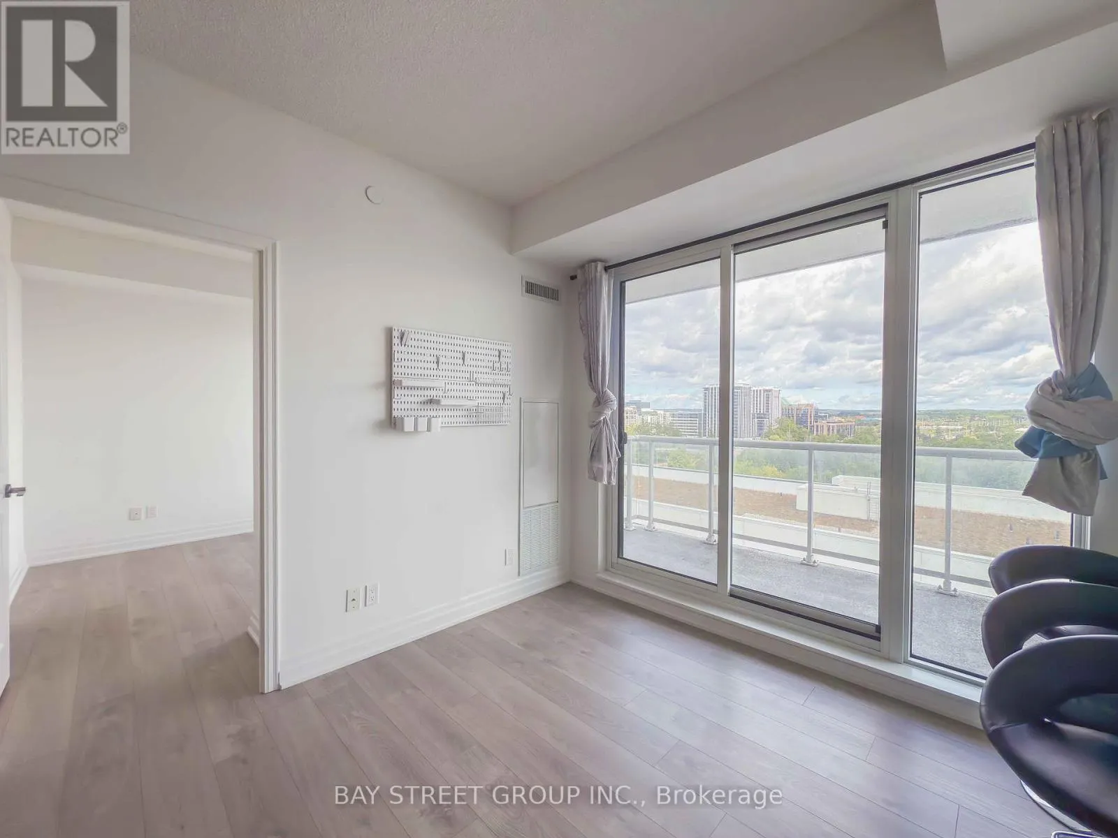 1001B - 8 ROUGE VALLEY DRIVE W