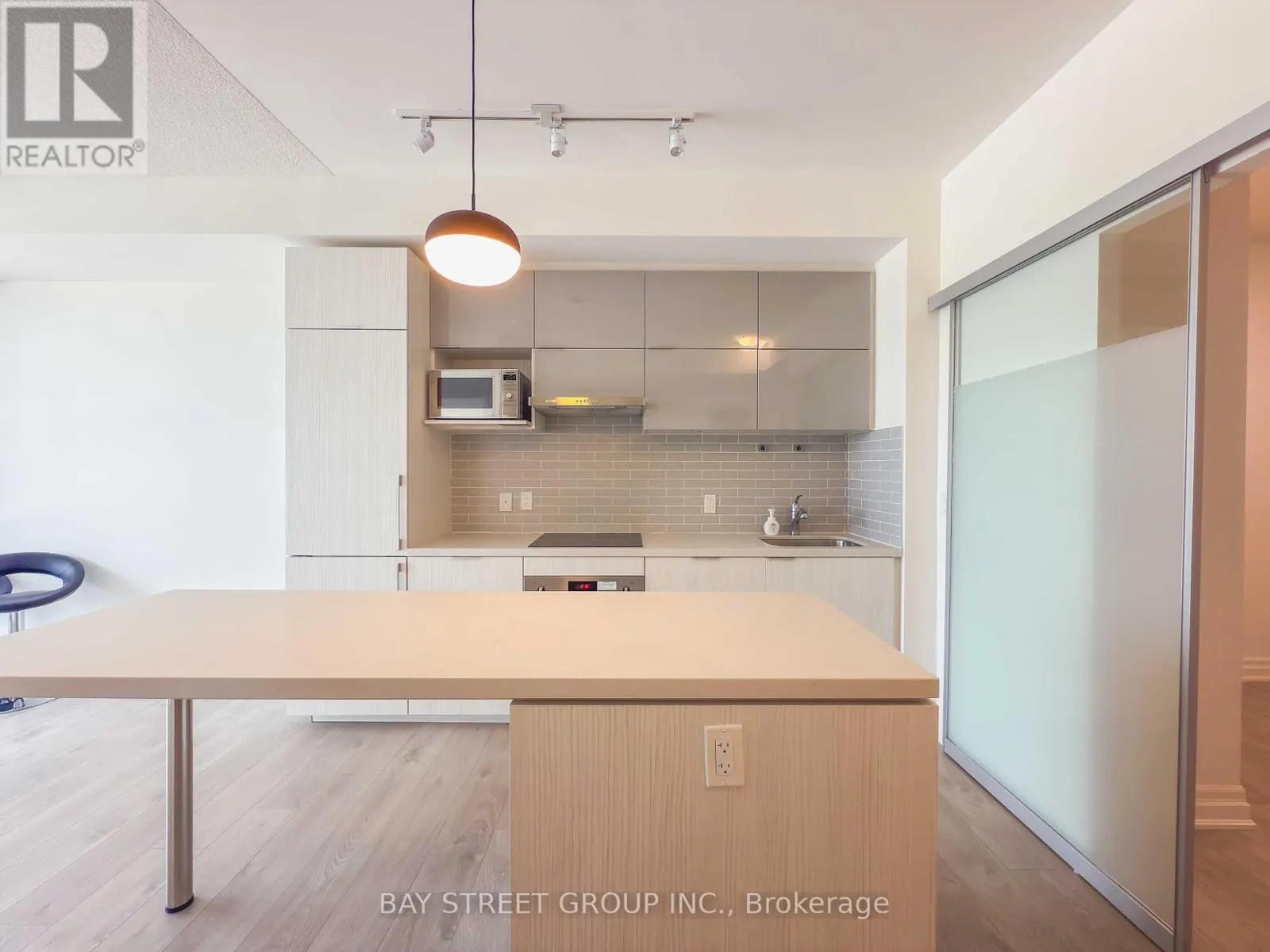 1001B - 8 ROUGE VALLEY DRIVE W