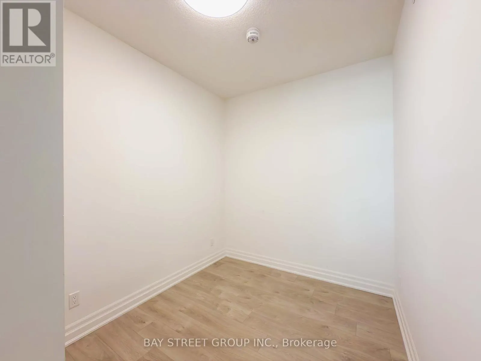1001B - 8 ROUGE VALLEY DRIVE W