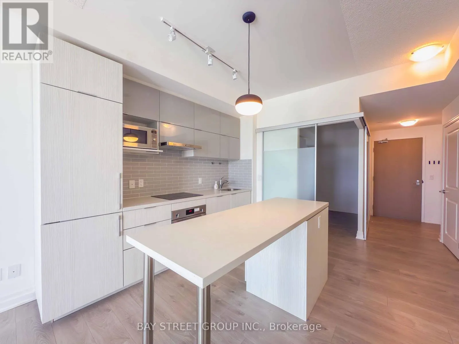 1001B - 8 ROUGE VALLEY DRIVE W