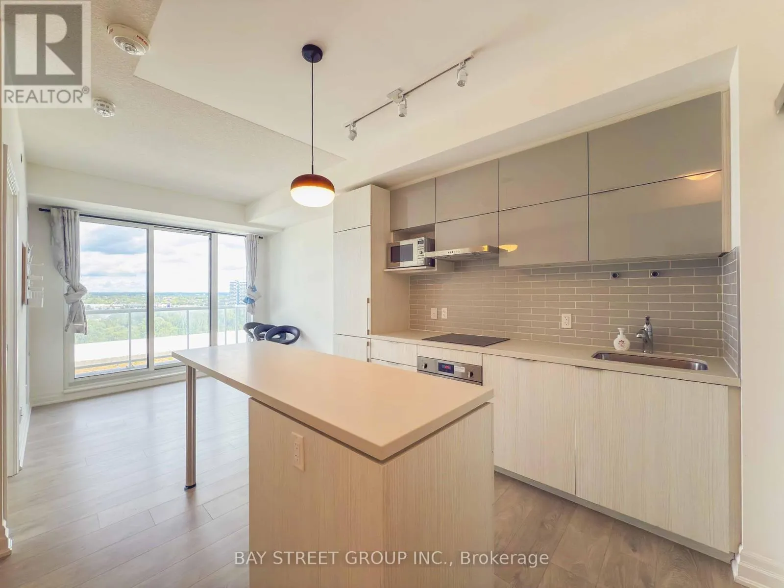 1001B - 8 ROUGE VALLEY DRIVE W