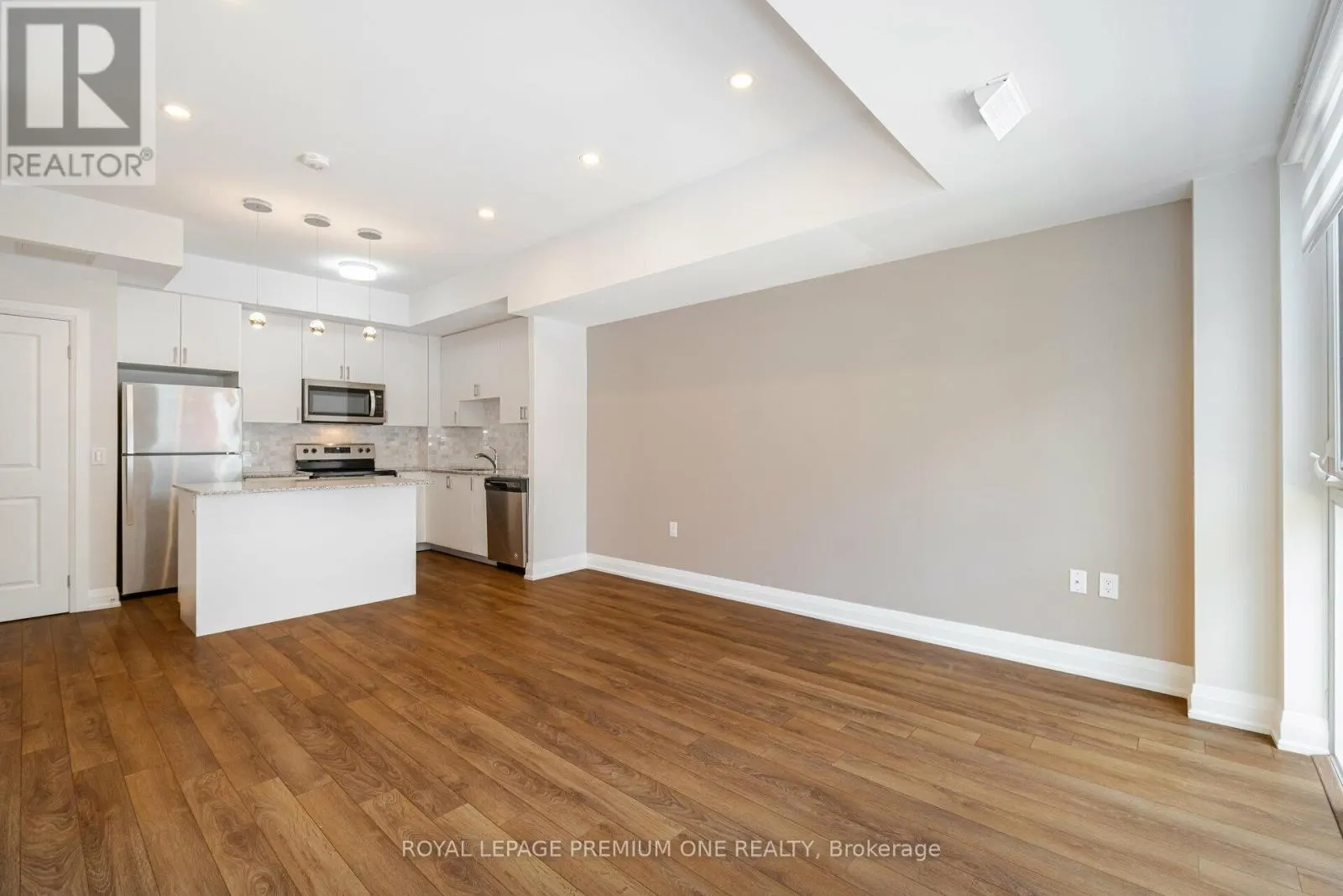 303 - 52 COLES AVENUE