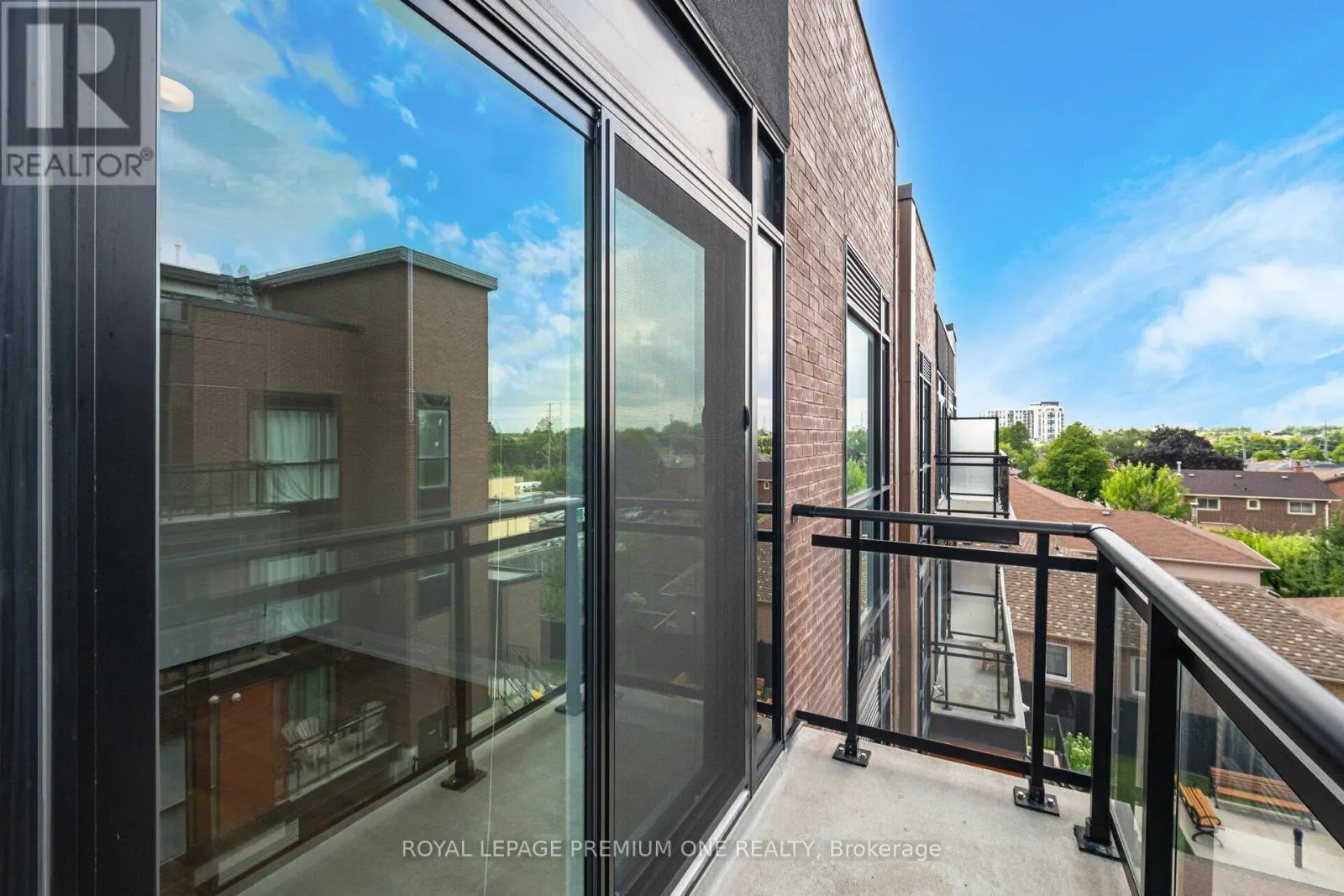 303 - 52 COLES AVENUE