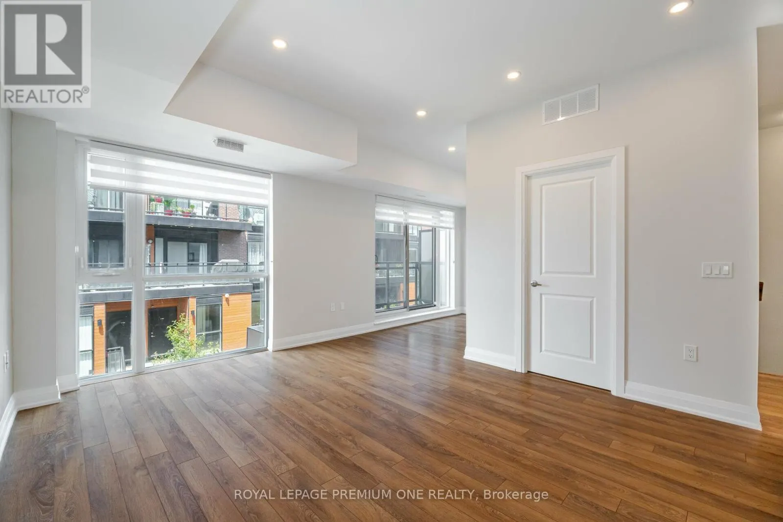 303 - 52 COLES AVENUE