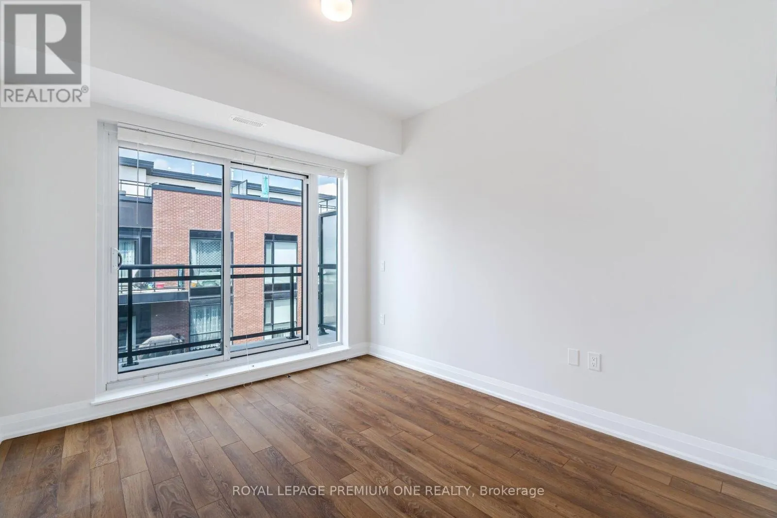 303 - 52 COLES AVENUE
