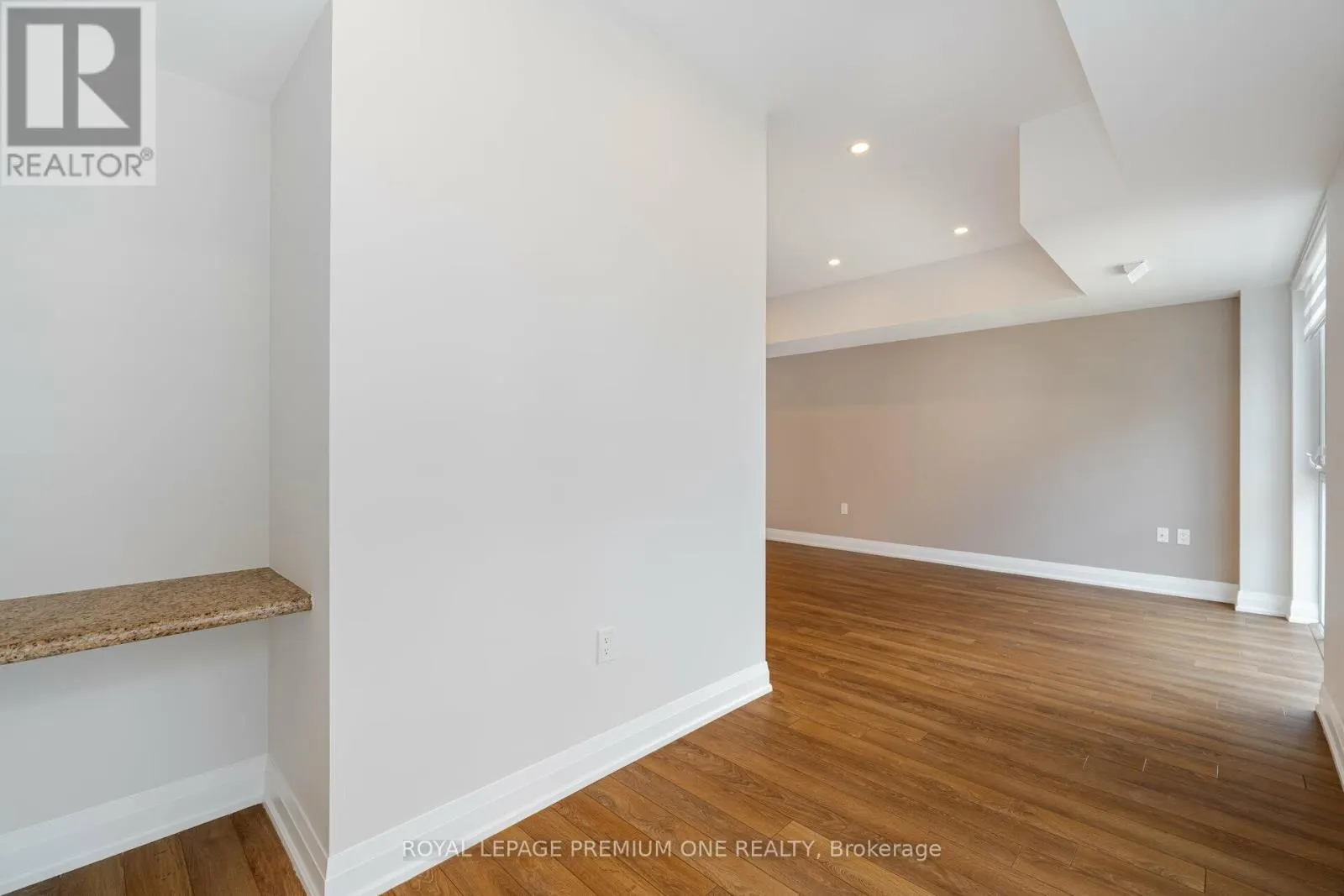 303 - 52 COLES AVENUE
