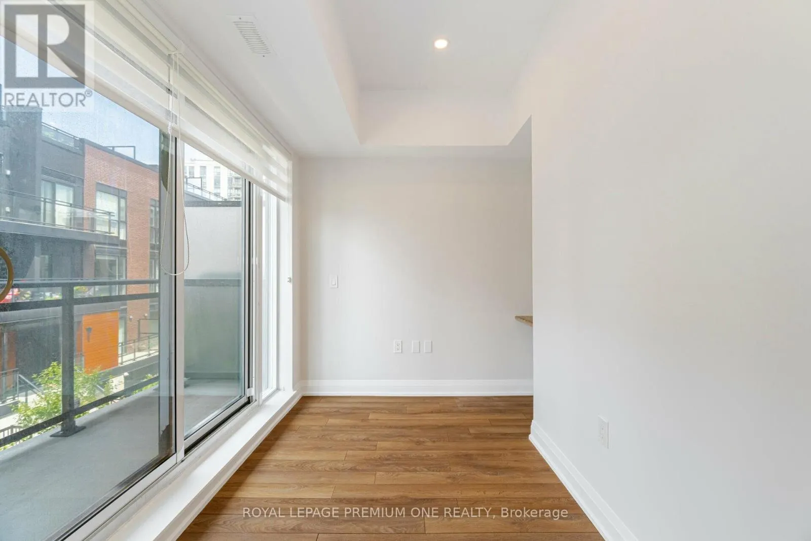 303 - 52 COLES AVENUE