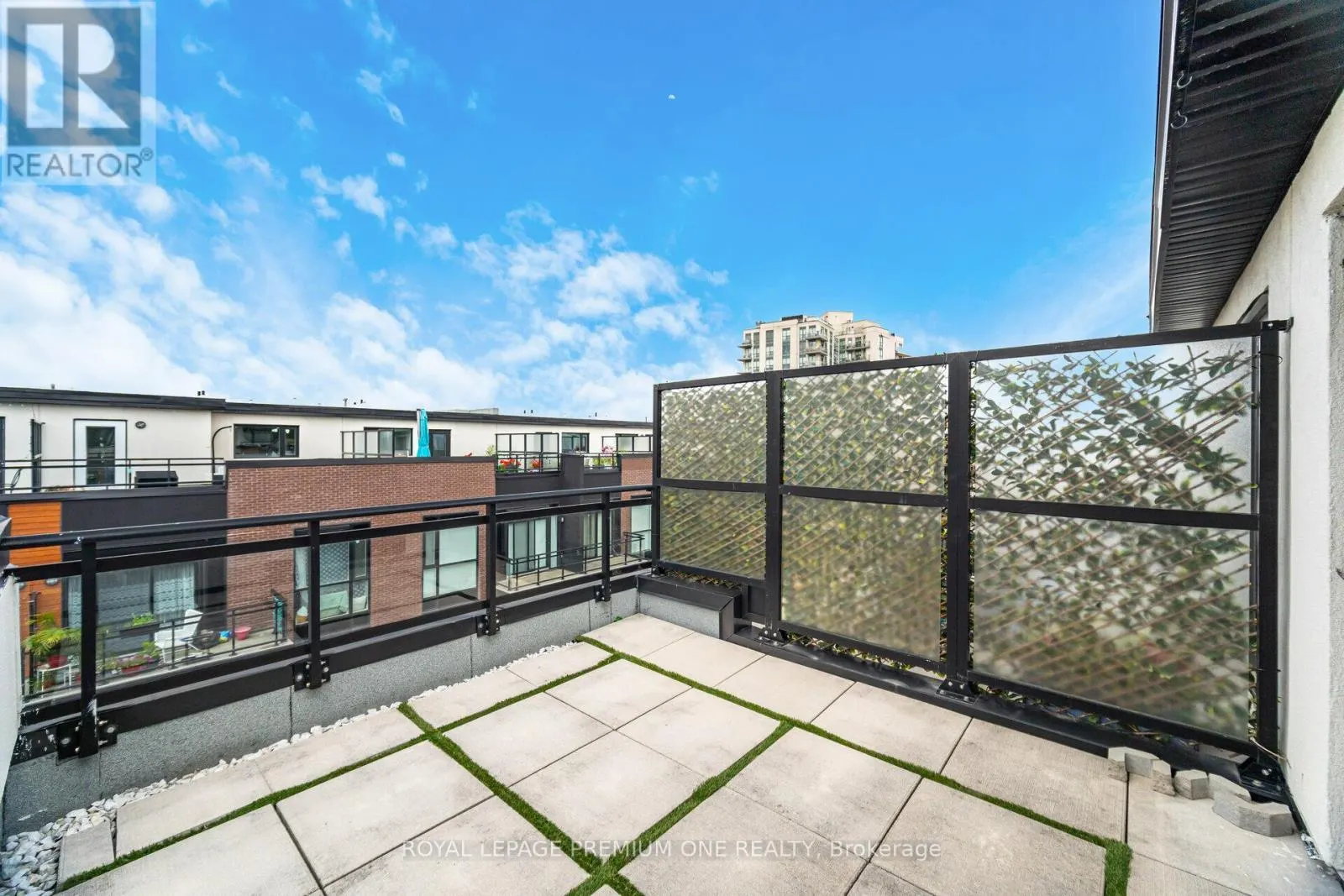 303 - 52 COLES AVENUE