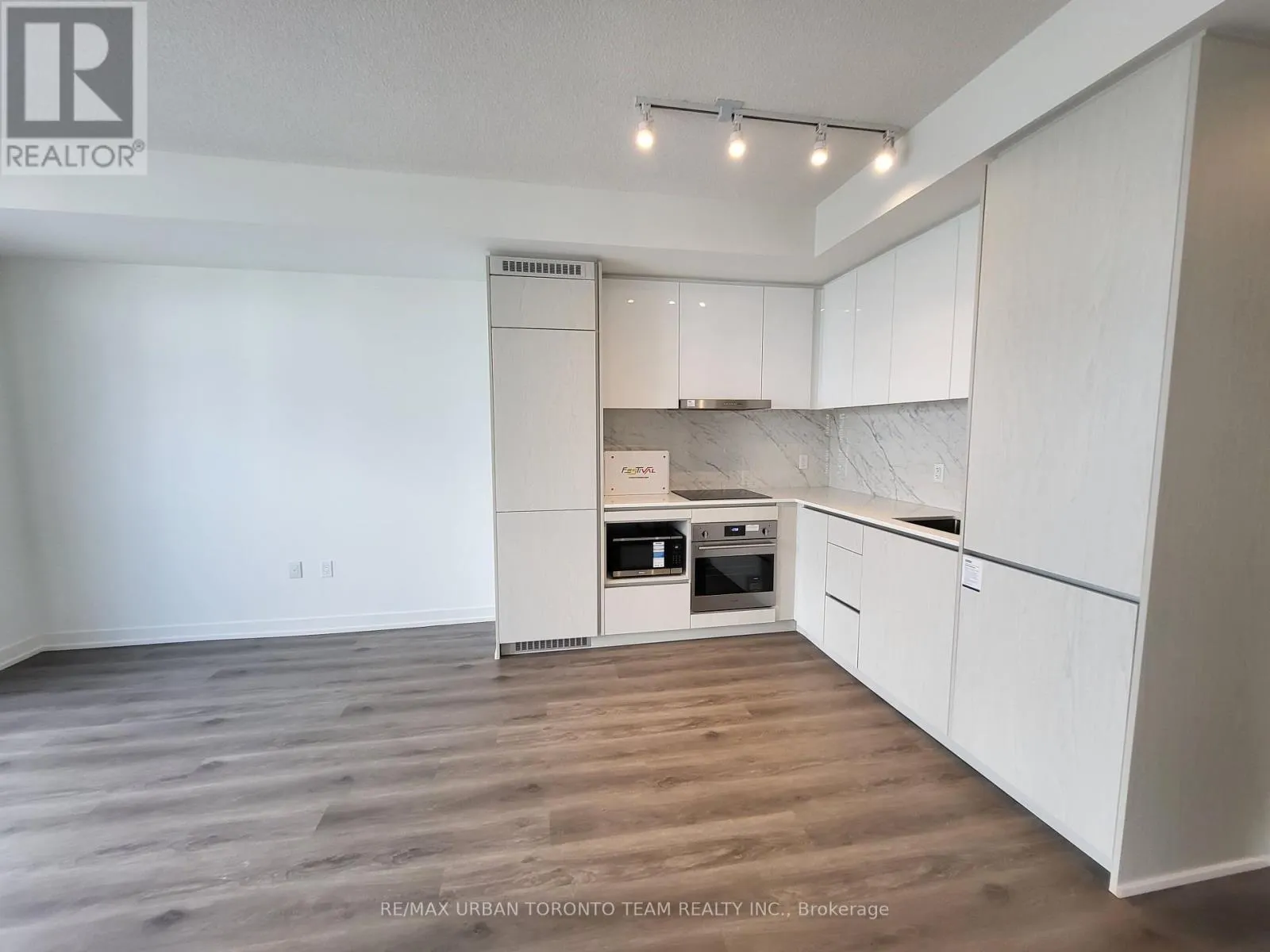 3905 - 28 INTERCHANGE WAY