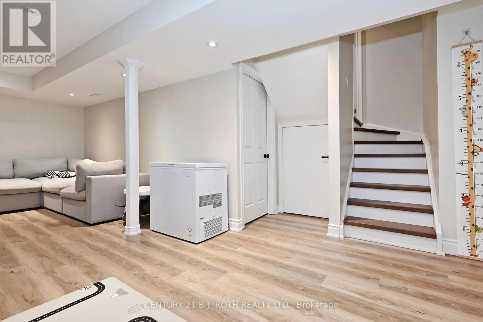 99 SANDFIELD DRIVE