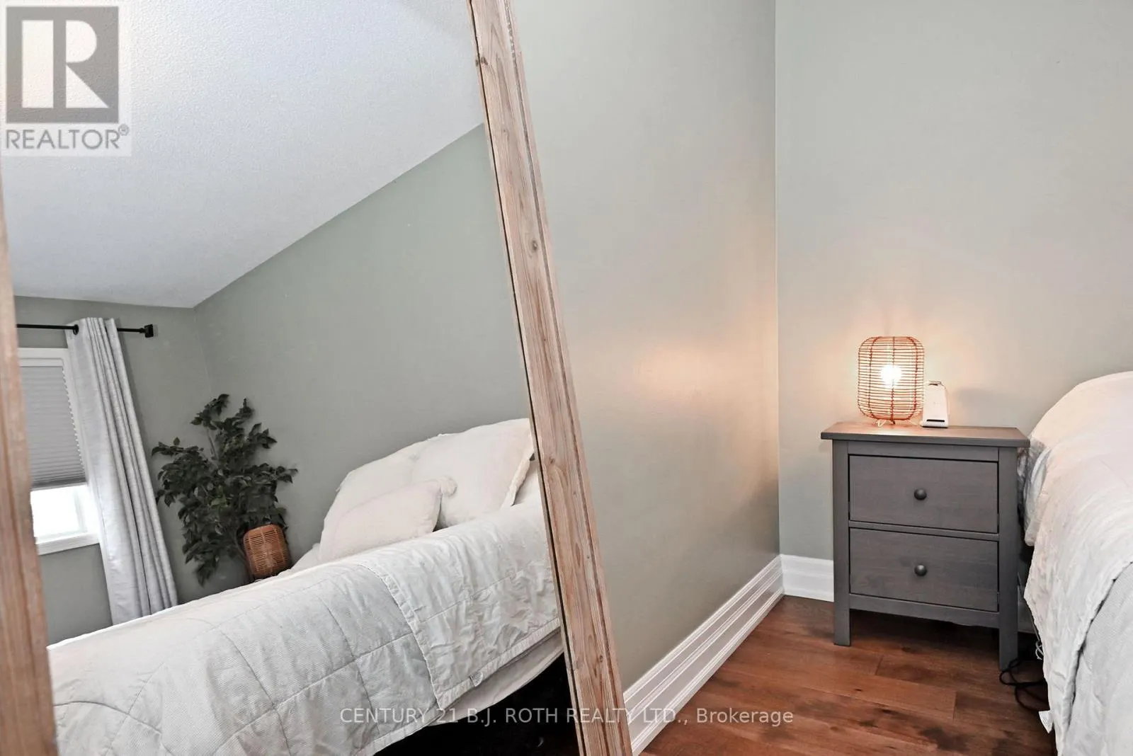 99 SANDFIELD DRIVE
