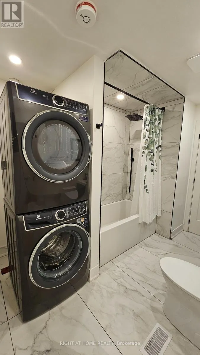 SIDE UNIT - 2343 MOUNT ALBERT ROAD
