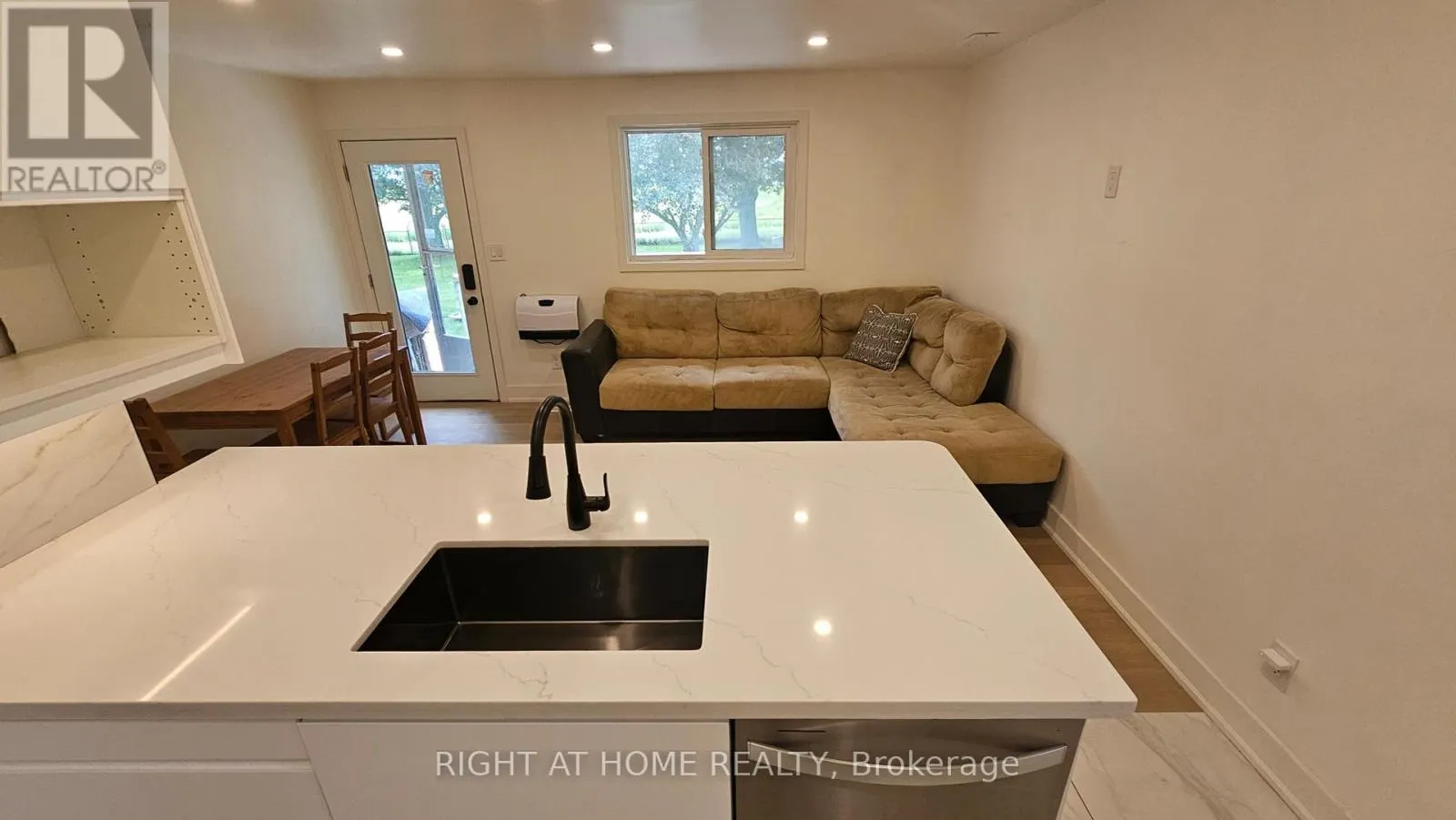 SIDE UNIT - 2343 MOUNT ALBERT ROAD