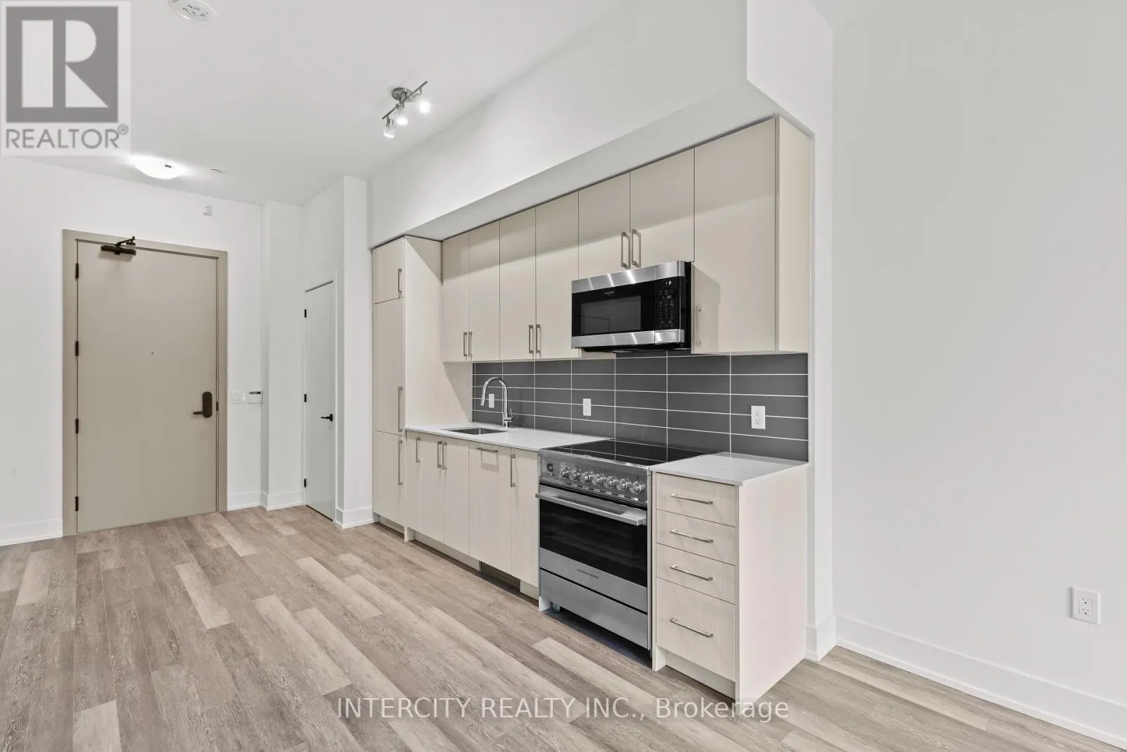 120 - 2075 KING ROAD
