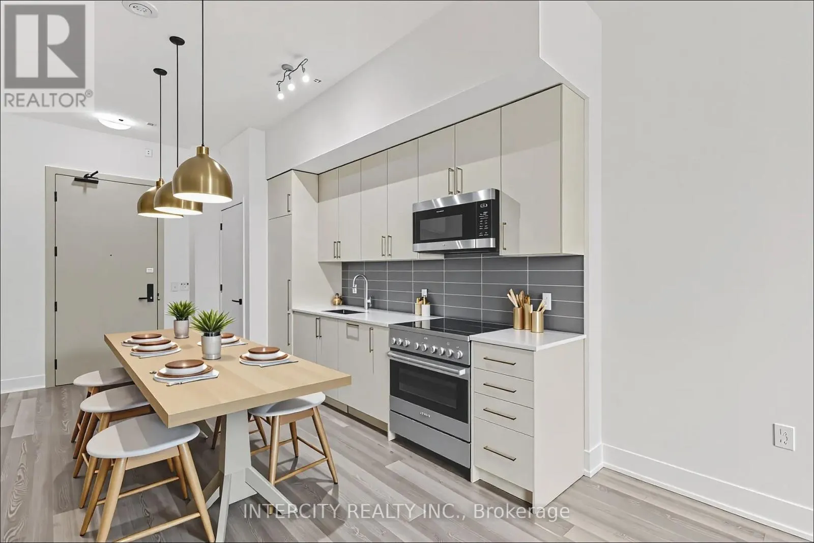 120 - 2075 KING ROAD
