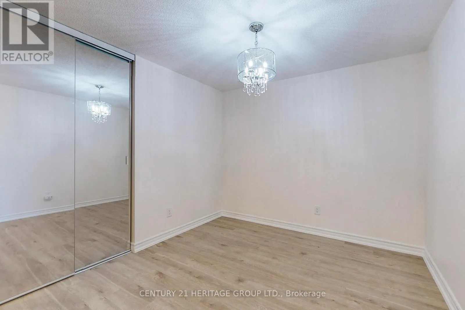 622 - 326 MAJOR MACKENZIE DRIVE E