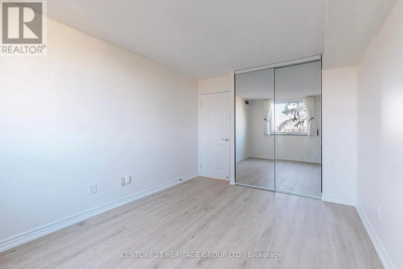 622 - 326 MAJOR MACKENZIE DRIVE E