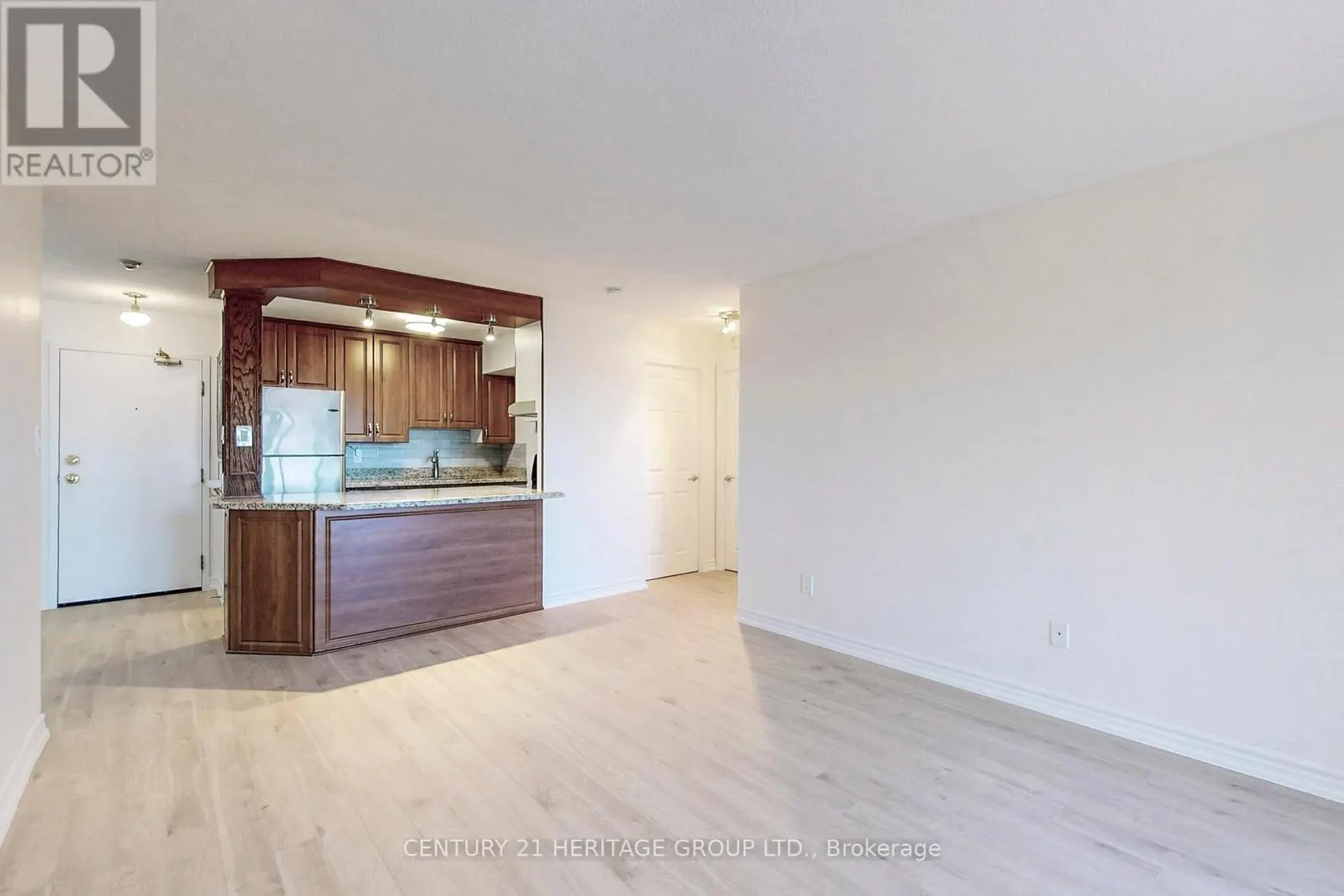 622 - 326 MAJOR MACKENZIE DRIVE E