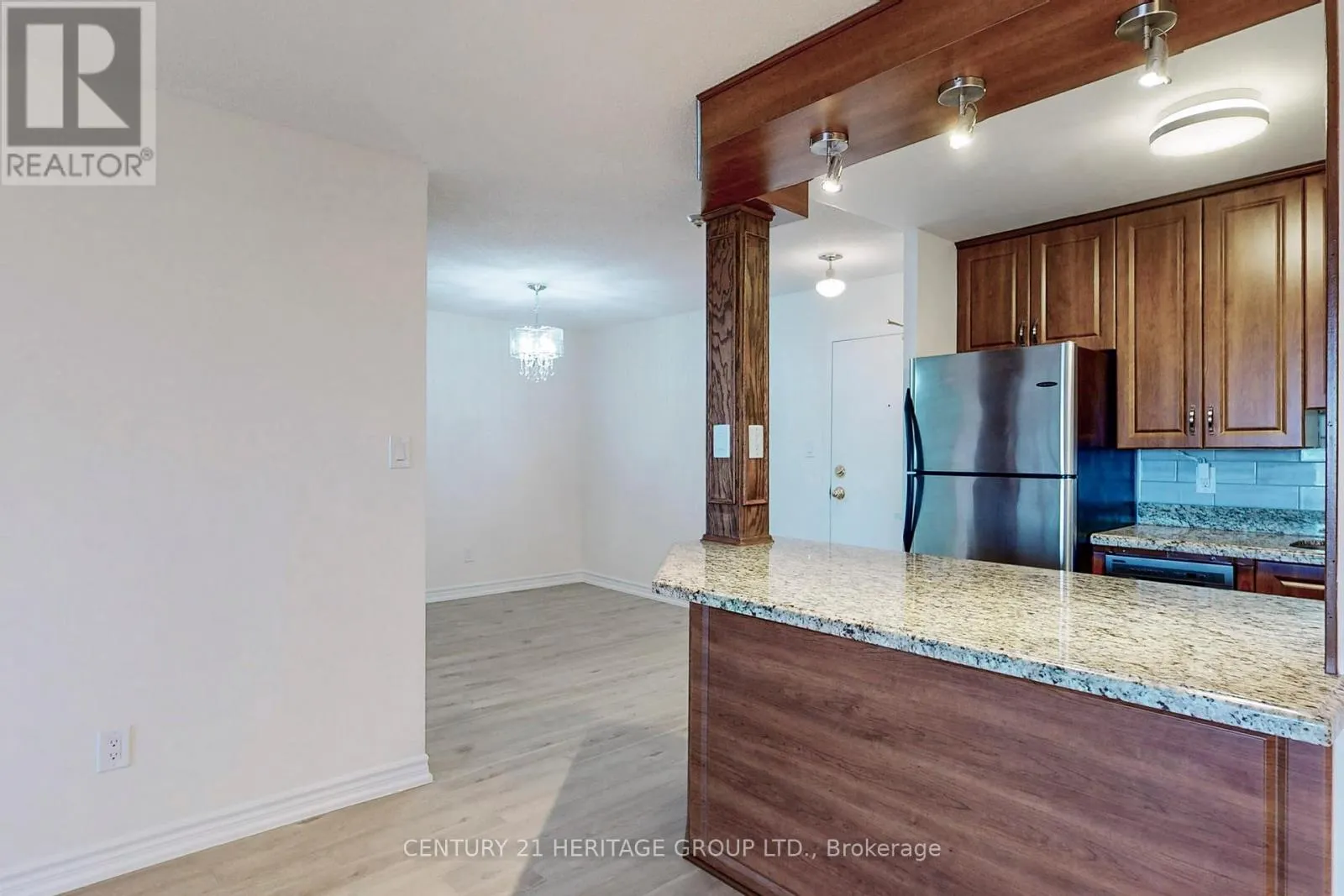 622 - 326 MAJOR MACKENZIE DRIVE E