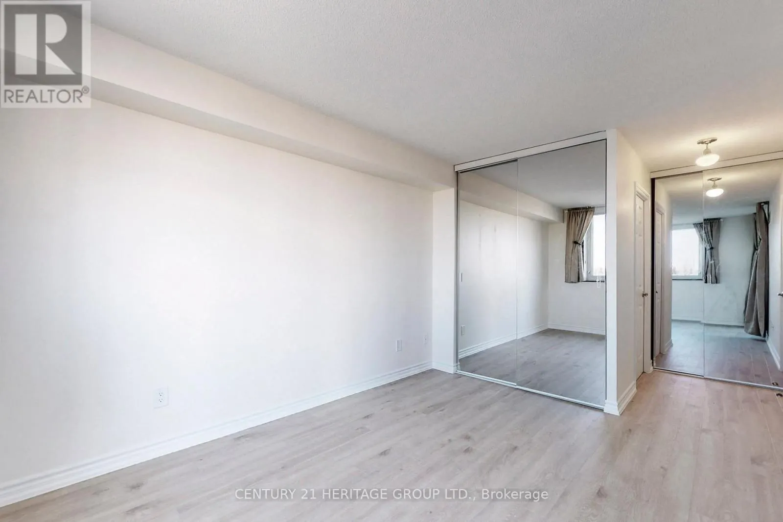 622 - 326 MAJOR MACKENZIE DRIVE E