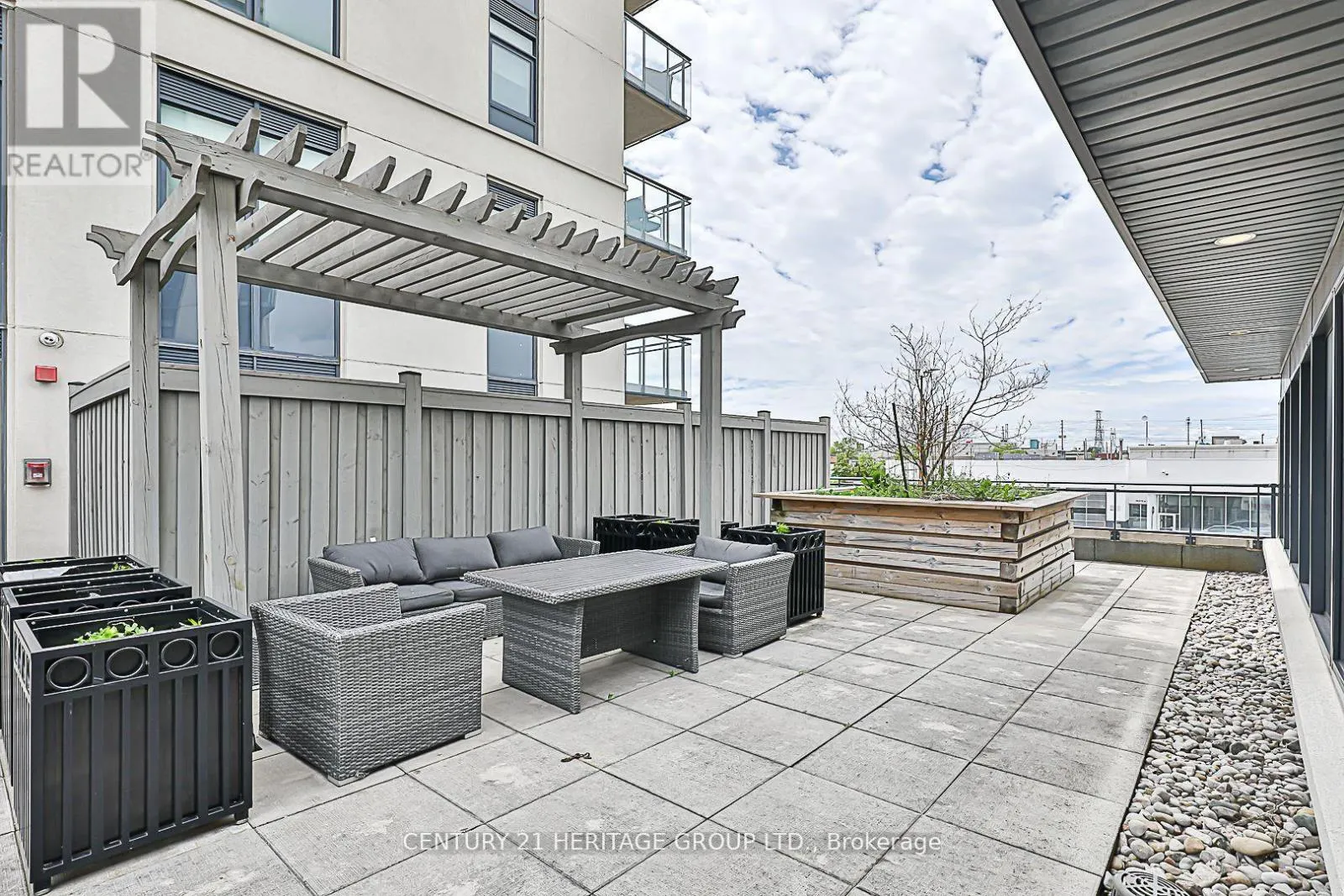 809 - 24 WOODSTREAM BOULEVARD