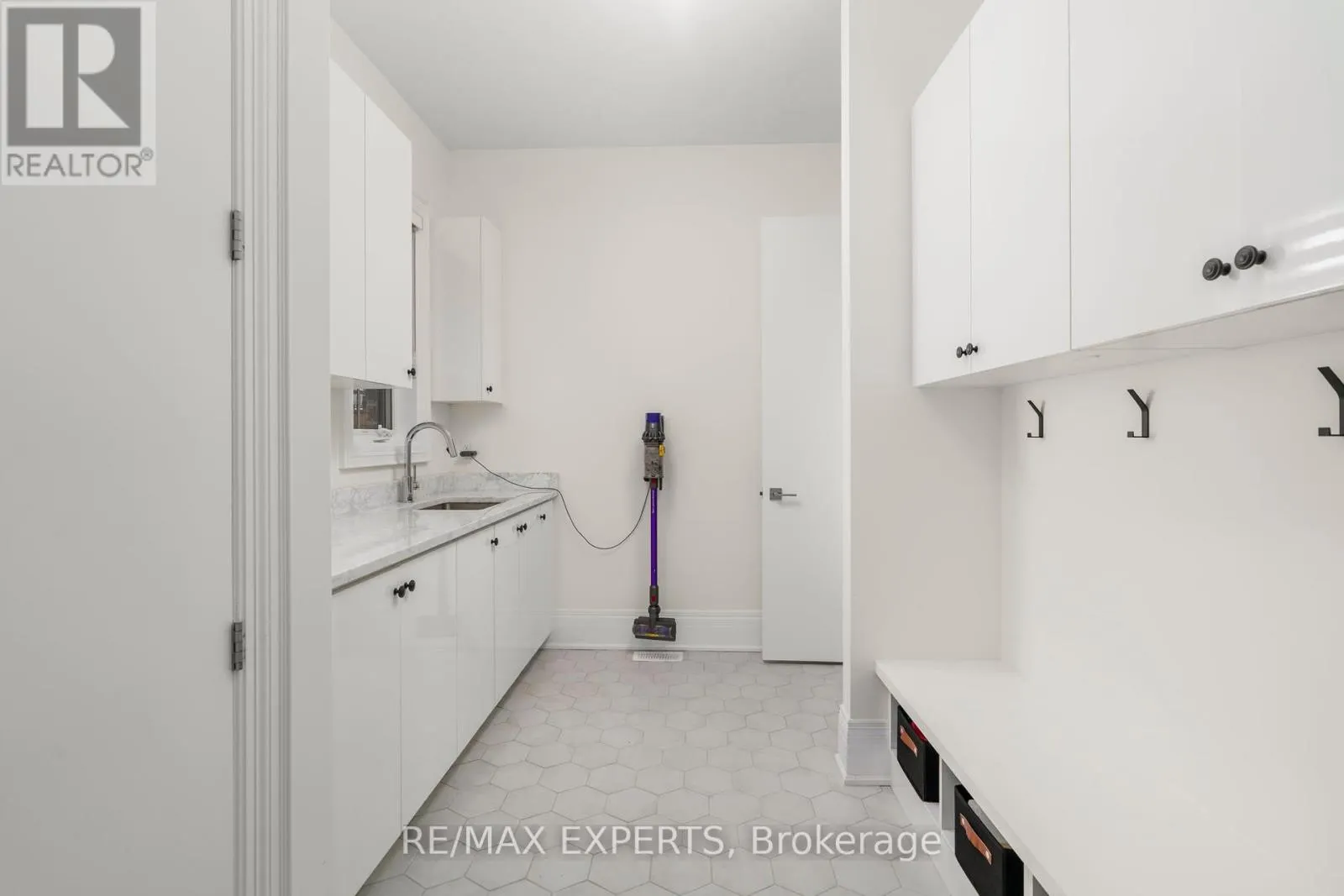 17 KINBURN CRESCENT