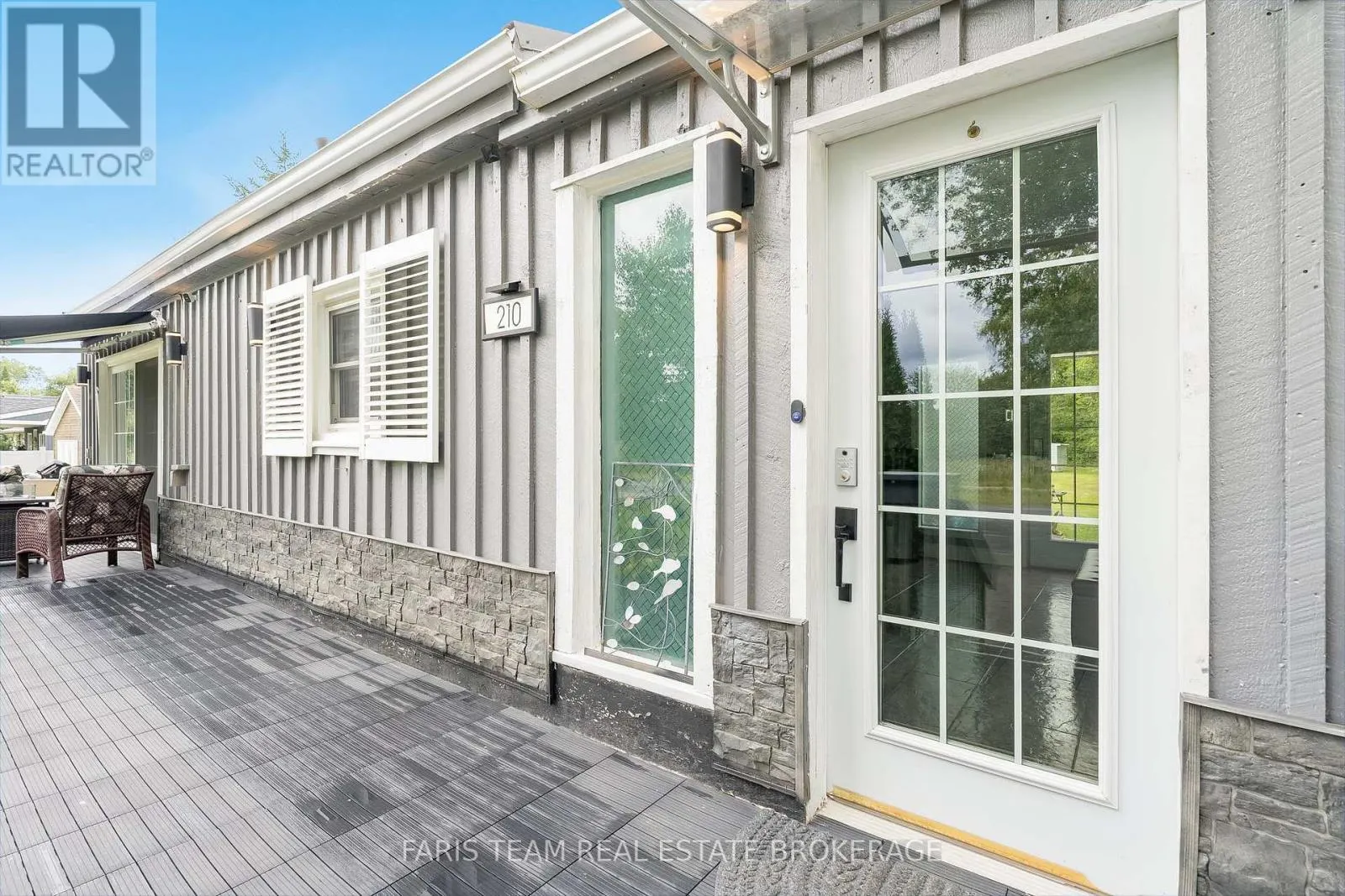 210 PARKVIEW DRIVE