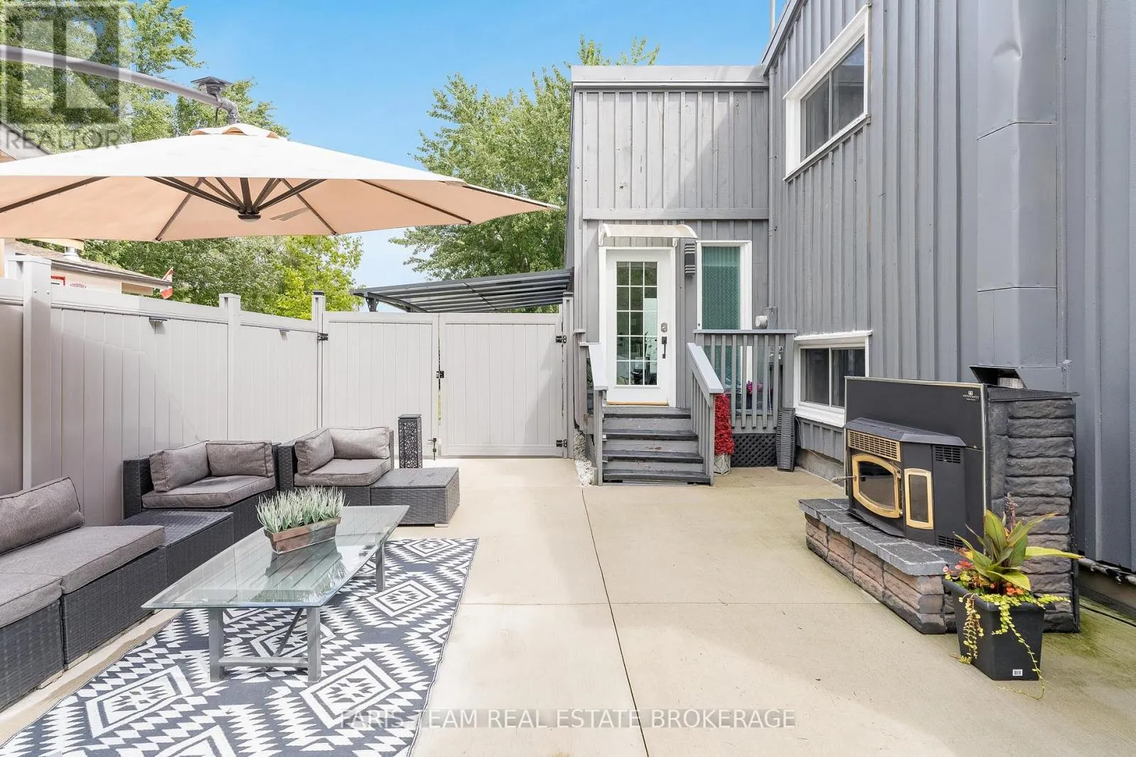 210 PARKVIEW DRIVE