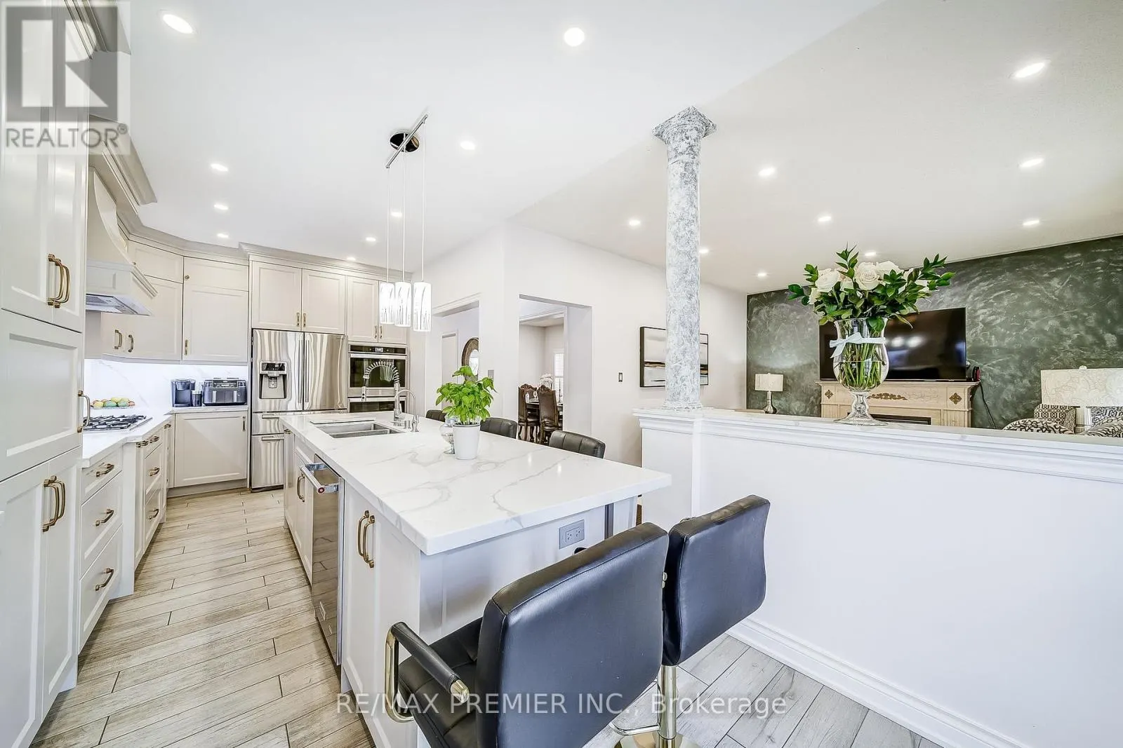 17 MASSIMO DRIVE