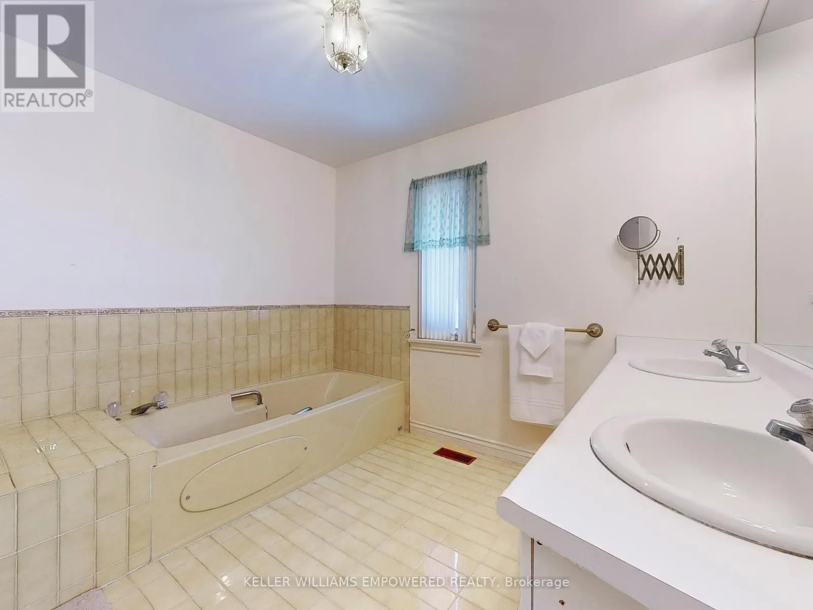 315 WOODLAND ACRES CRESCENT