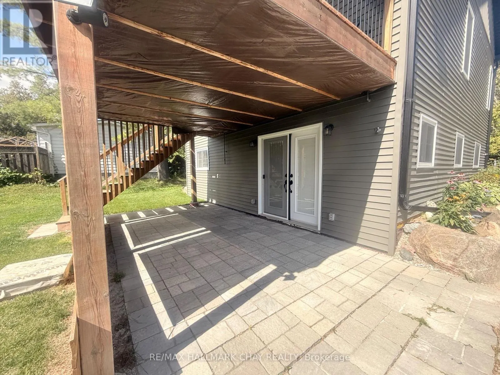 1047 LARCH STREET