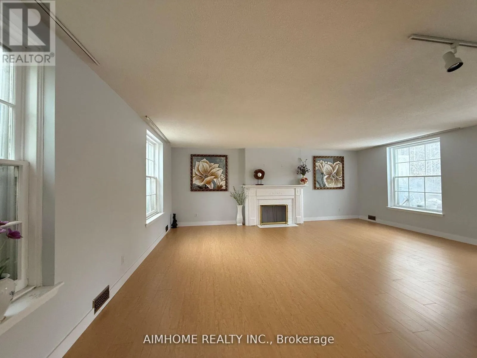 338 STEELES AVENUE E