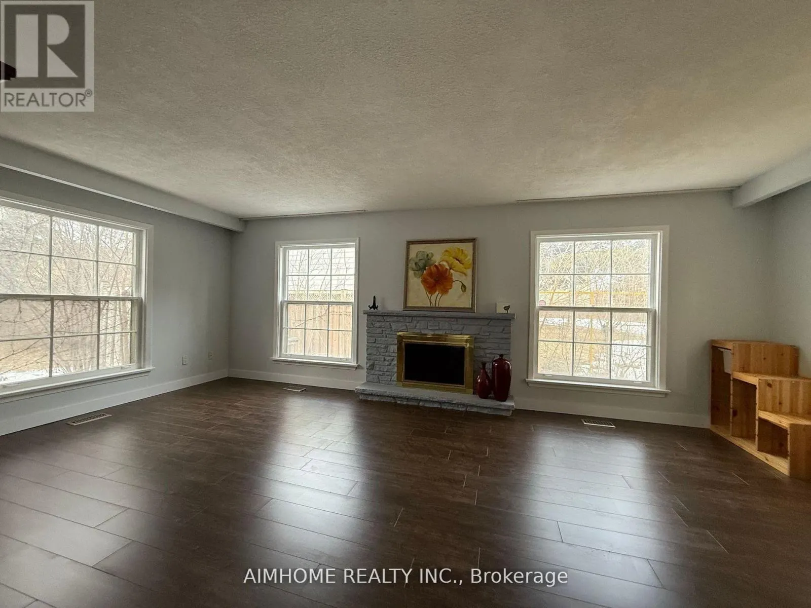338 STEELES AVENUE E
