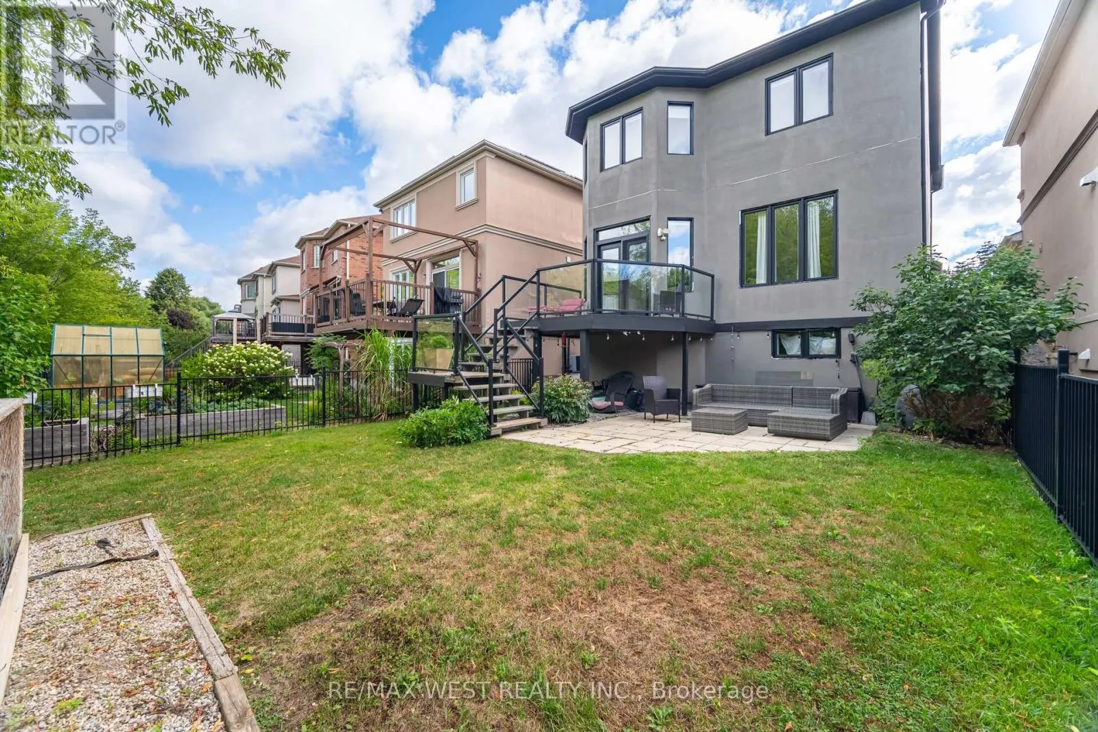 34 WILLOW TREE STREET