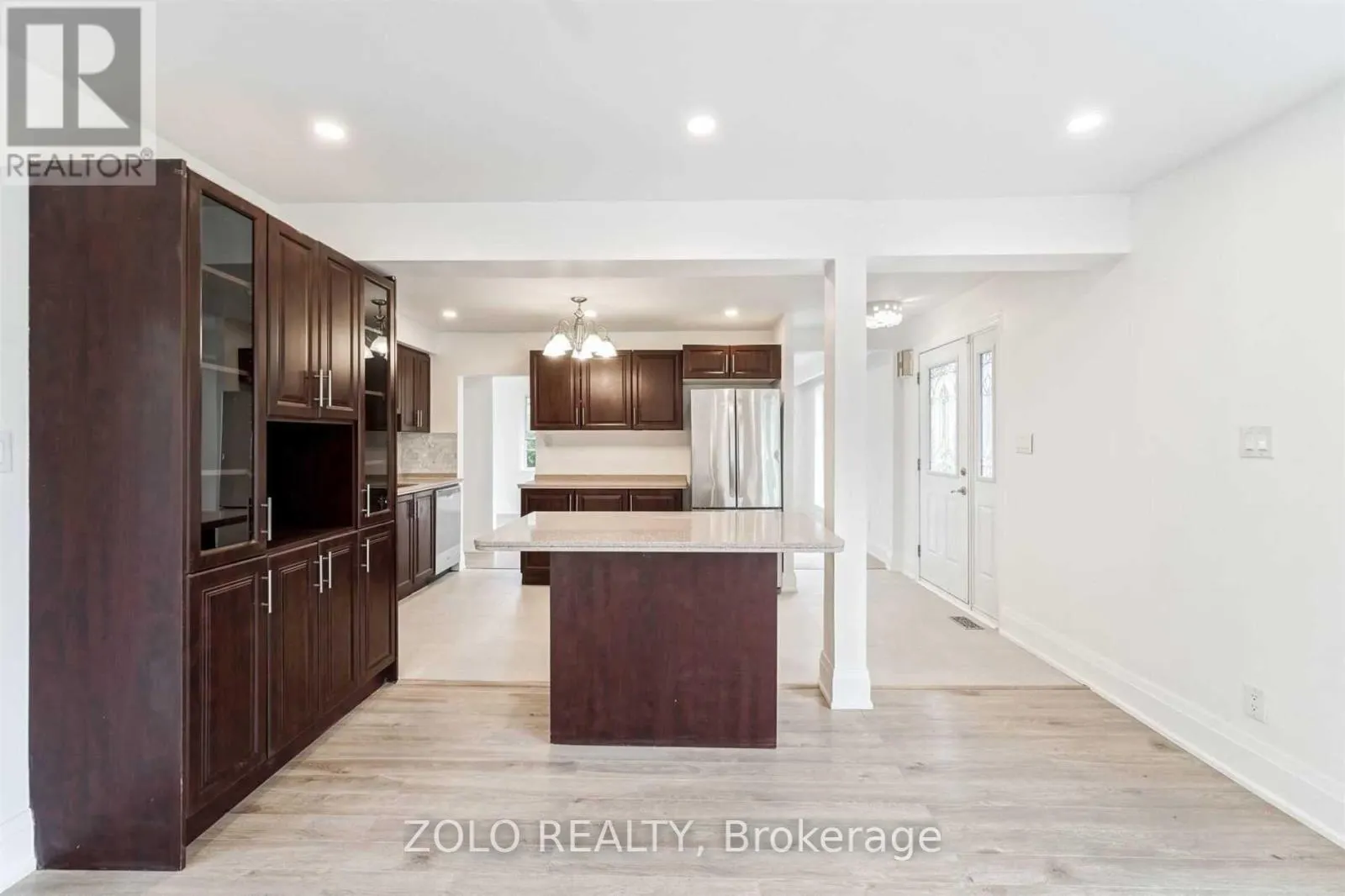 MAIN - 525 LYNETT CRESCENT